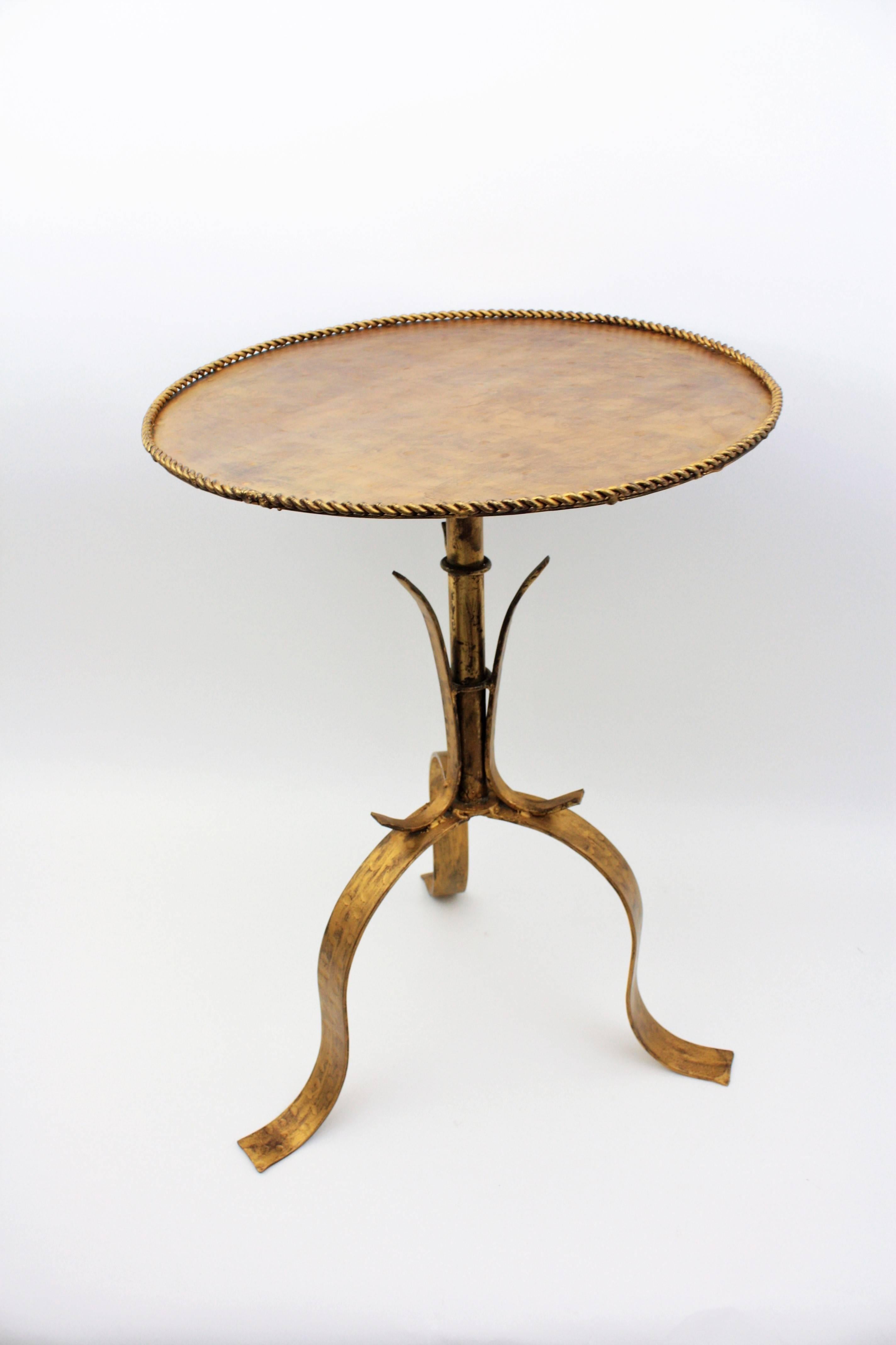 Spanish Mid-20th Century Hand-Hammered Gilt Iron Gueridon Table 1