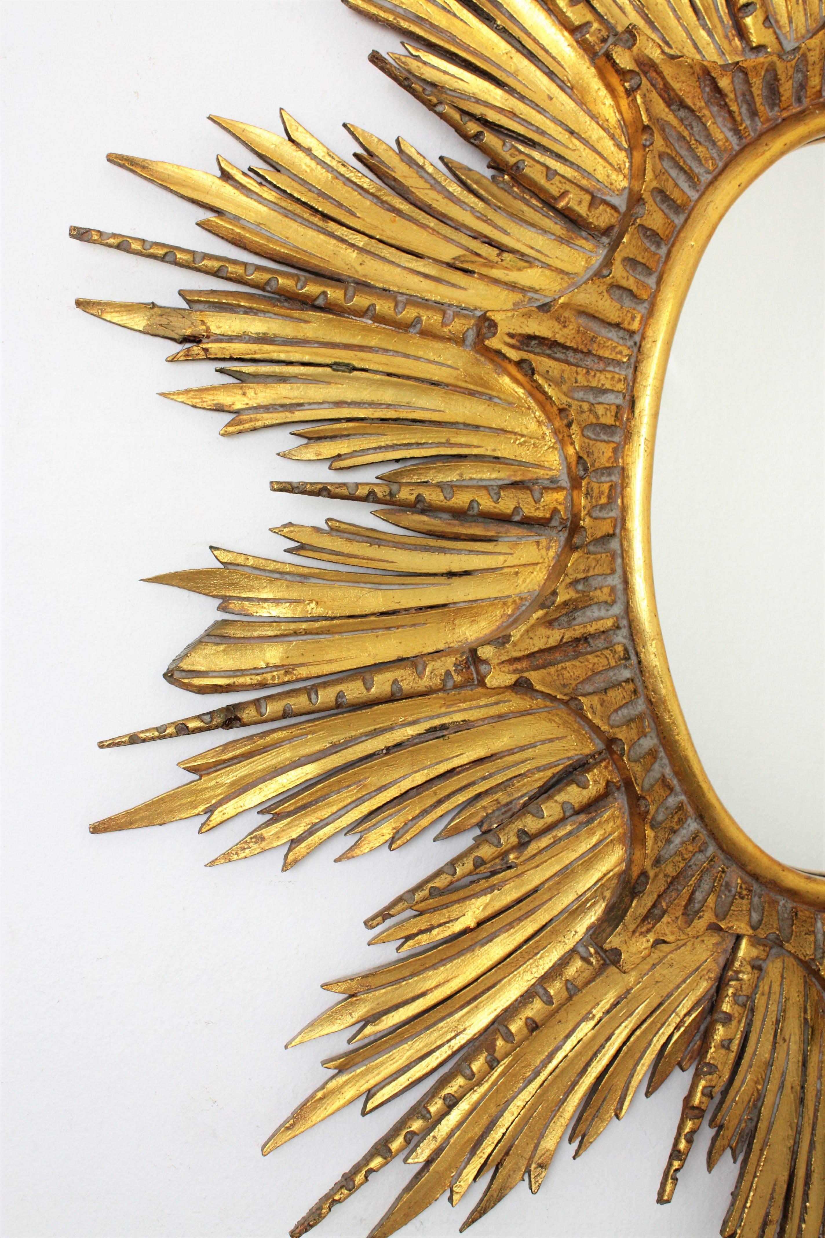 Large 1940s Carved Giltwood Hollywood Regency Sunburst or Starburst Oval Mirror In Excellent Condition In Barcelona, ES