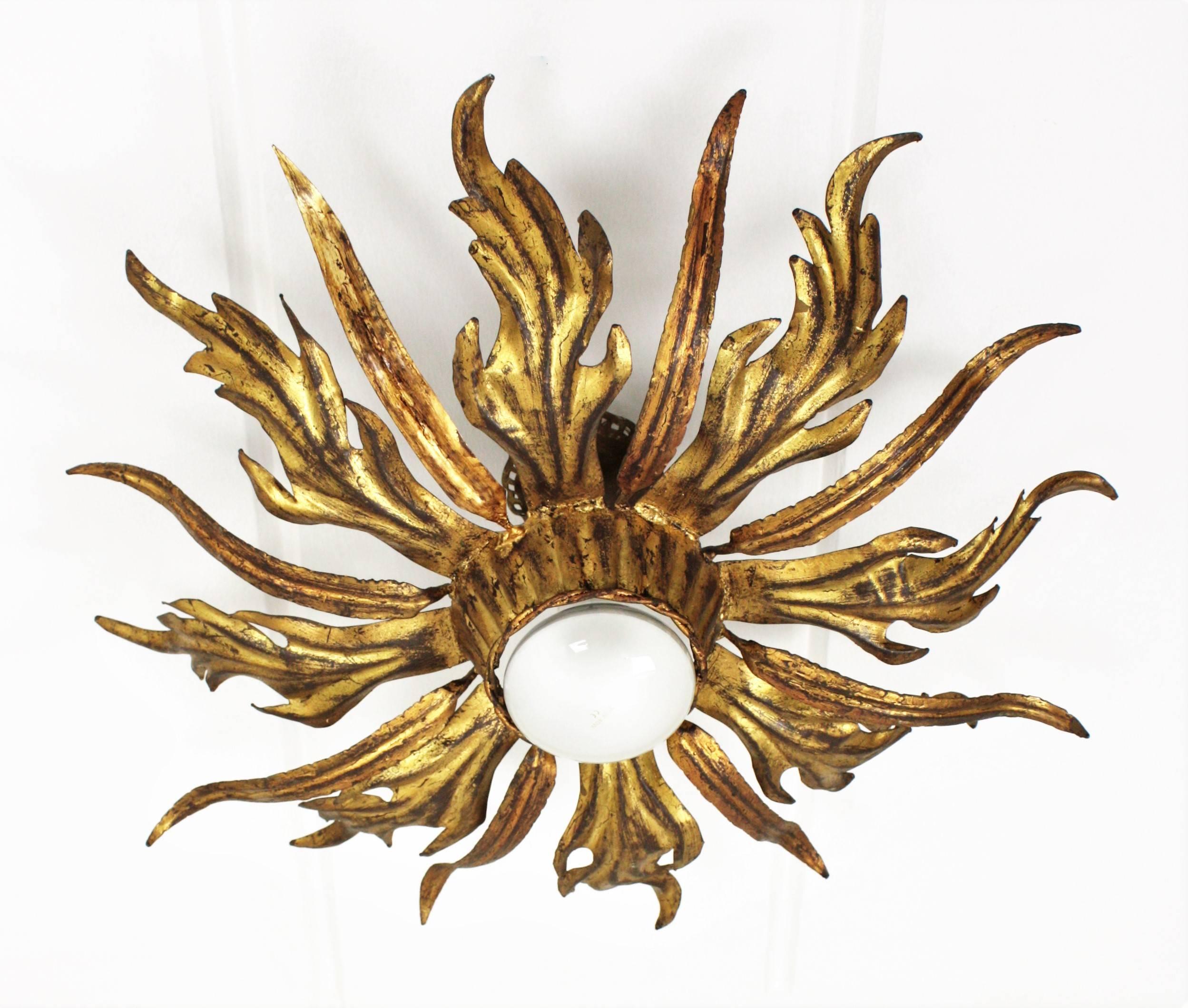 French 1930s Pair of Leafed Copper & Gilt Iron Sunburst Ceiling or Wall Sconces In Excellent Condition In Barcelona, ES