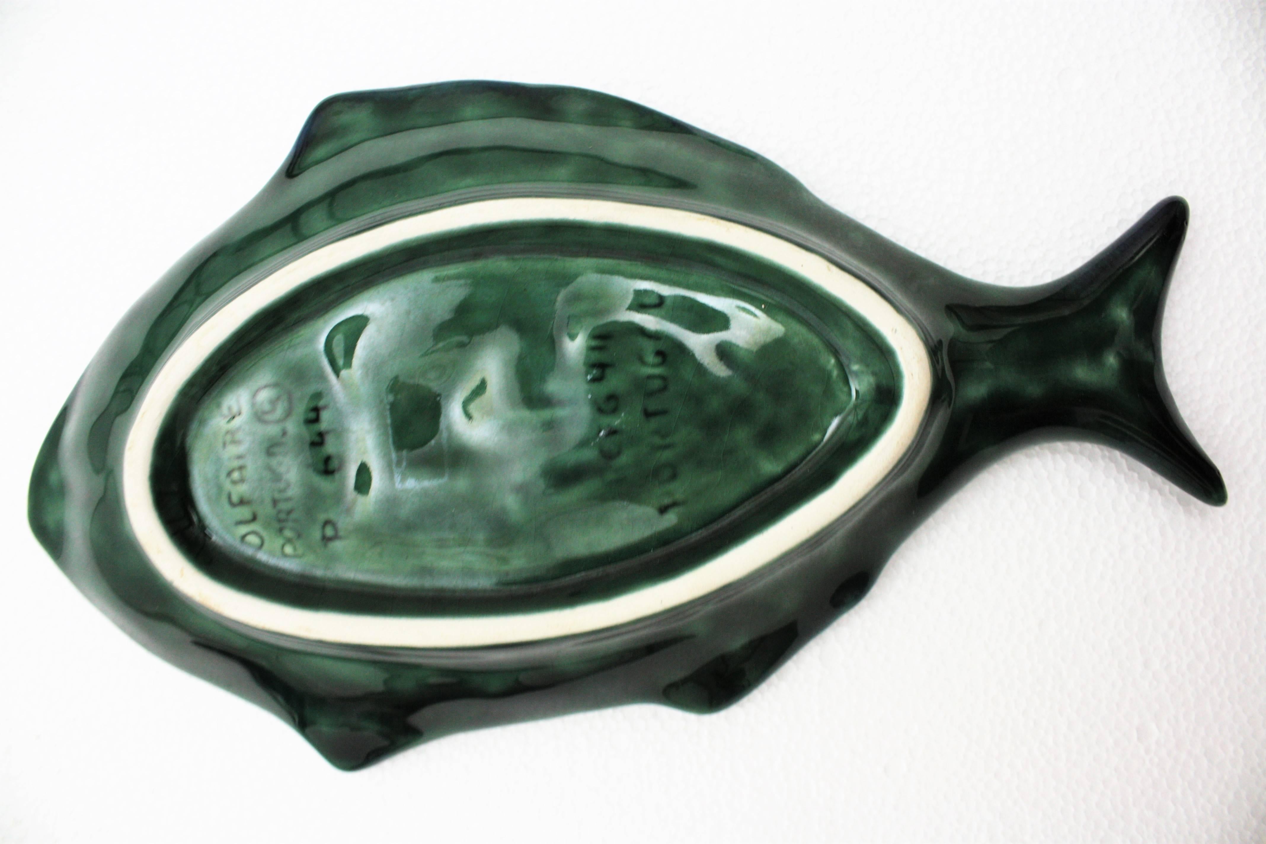 Pair of Blue and Green Majolica Glazed Ceramic Fish Platters, Portugal, 1960s In Excellent Condition In Barcelona, ES