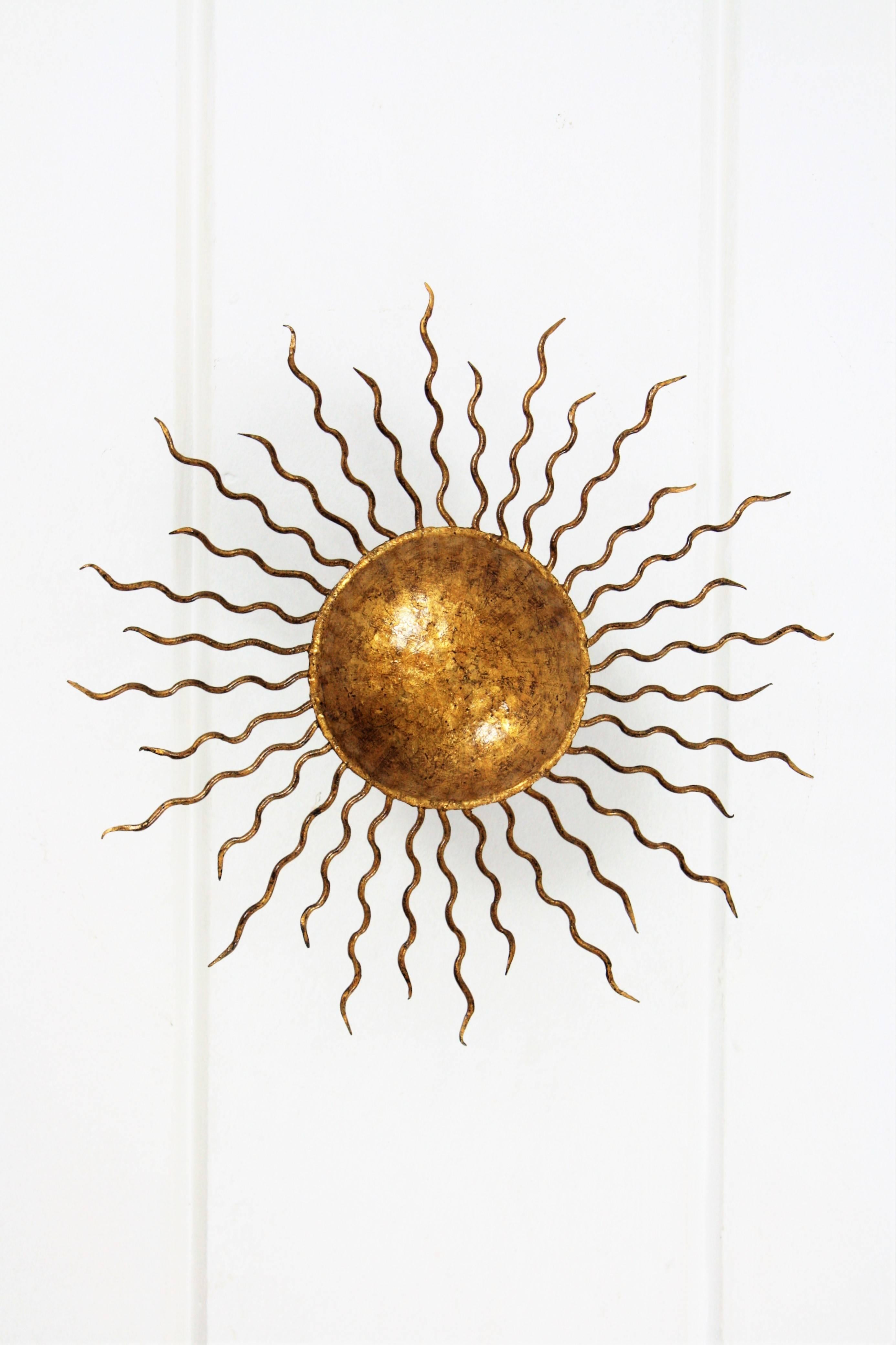 Spanish 1960s Small Gold Leaf Gilt Iron Sunburst Ceiling Light or Wall Sconce In Excellent Condition In Barcelona, ES