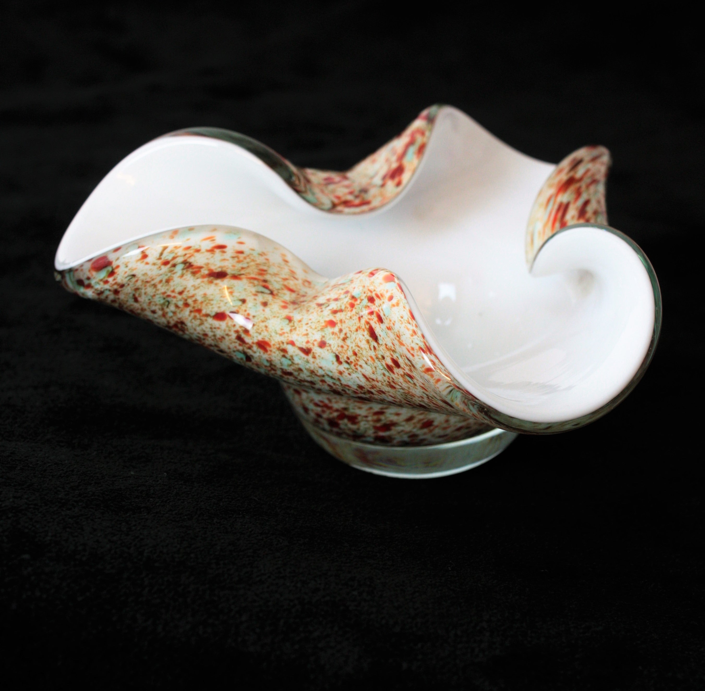 Eine schöne Mid-Century Modern mundgeblasen bunten Konfetti über weißem Murano Glas abstrakte Schale mit dreieckiger Form. 
Diese Schale ist in ausgezeichnetem Zustand.
Italien, 1960er Jahre.
Verwenden Sie sie als Ringschale, Videopoche oder