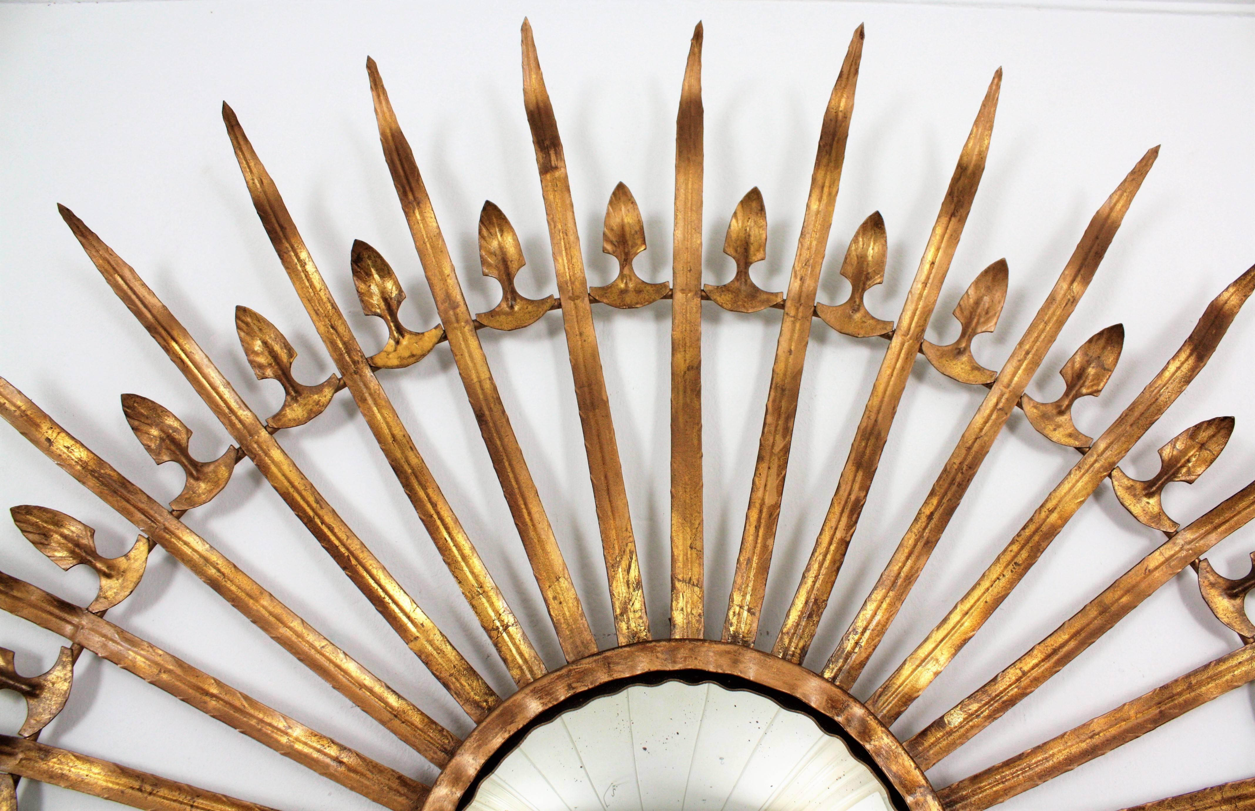 Spanish 1950s Hollywood Regency Large Gilt Iron Convex Sunburst Mirror In Good Condition In Barcelona, ES