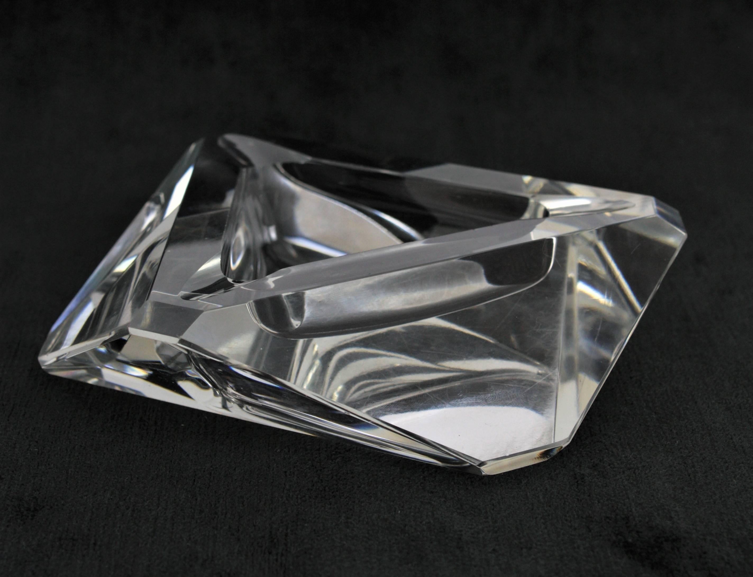 French, 1940s Art Deco Baccarat Faceted Heavy Crystal Triangular Ashtray 4