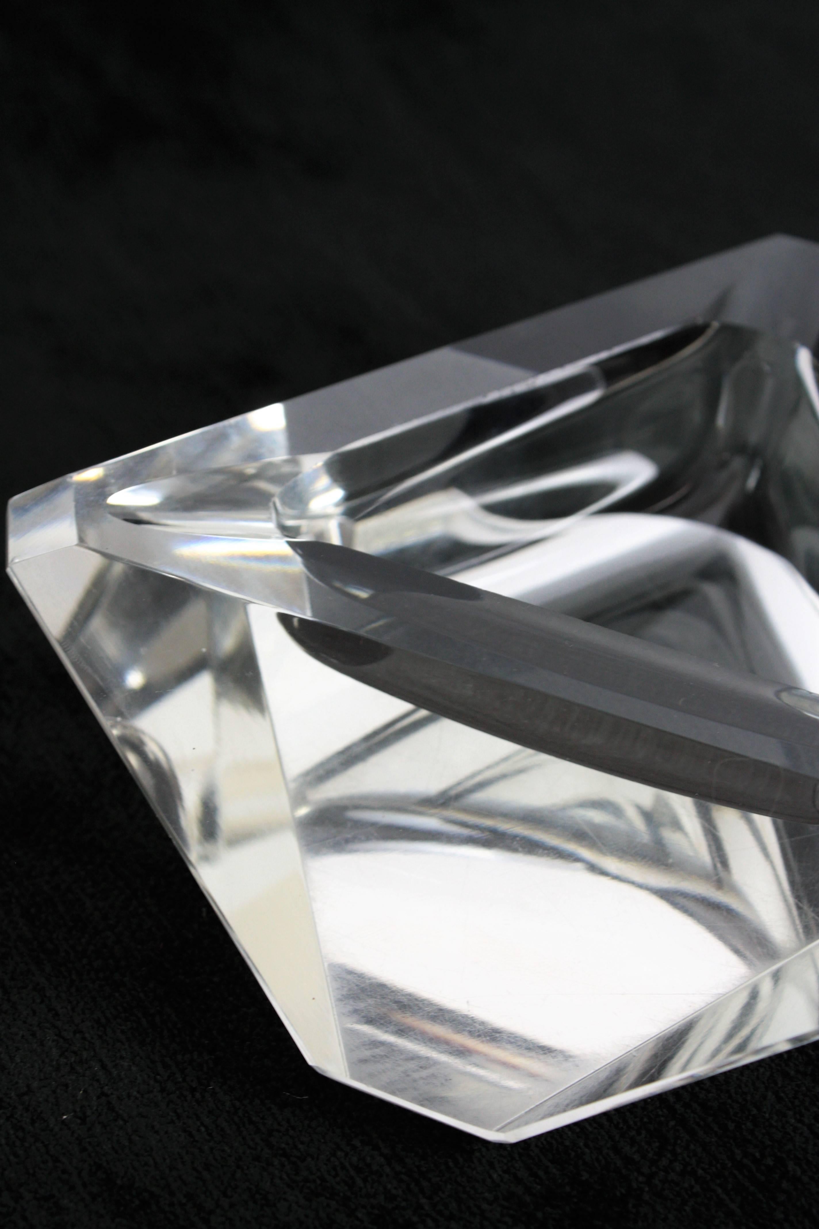 French, 1940s Art Deco Baccarat Faceted Heavy Crystal Triangular Ashtray In Excellent Condition In Barcelona, ES