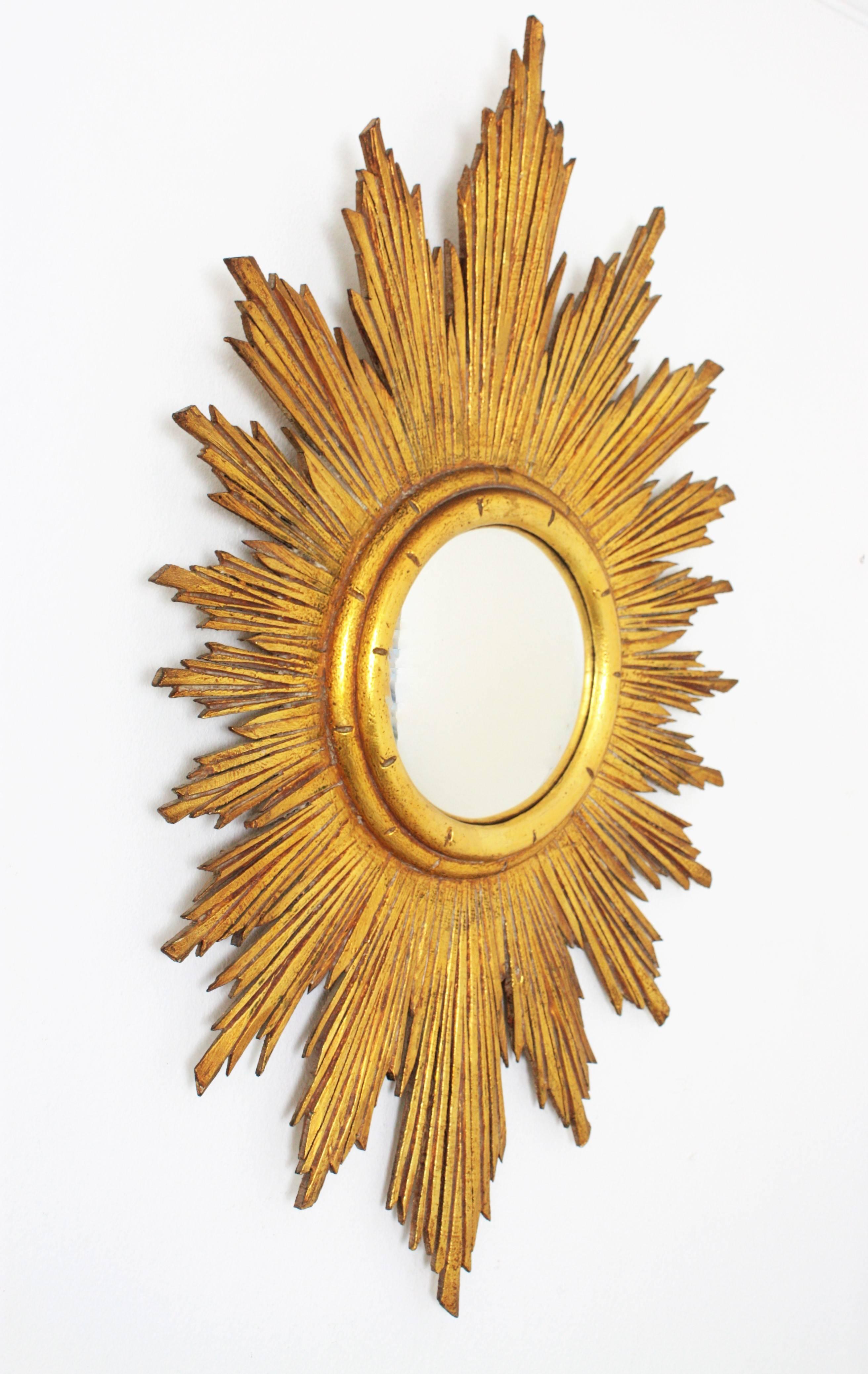 Hollywood Regency Carved Giltwood Oval Sunburst Convex Mirror, Spain 1940s In Excellent Condition In Barcelona, ES
