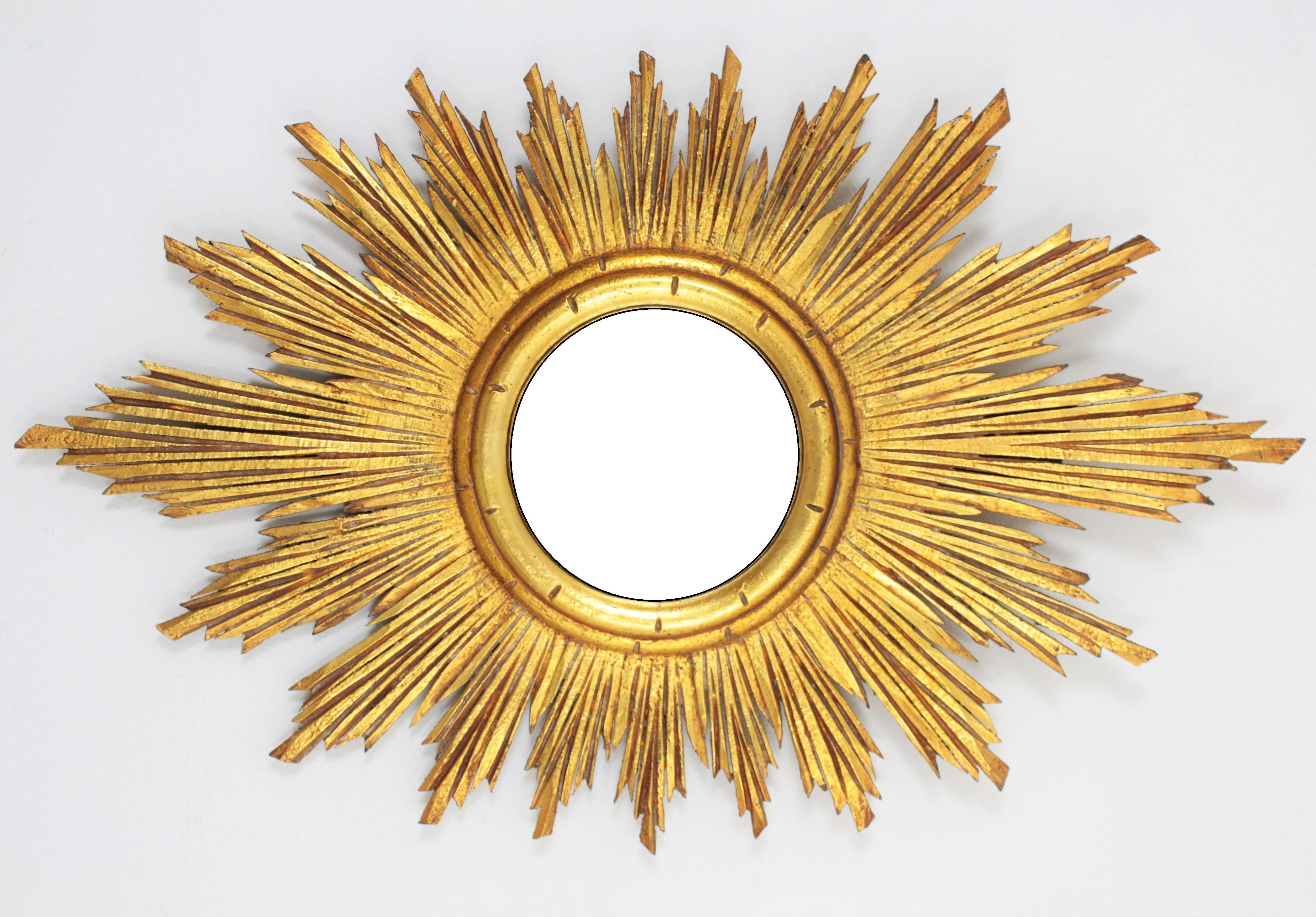 An amazing finely carved giltwood oval shaped starburst or sunburst mirror with gold leaf finish and convex glass in the style of Hollywood Regency
A highly decorative piece, beautiful to place it alone and also creating a wall decoration with other