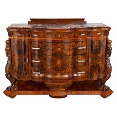 Cómoda escultural de estilo Art Déco en madera de nogal con nudos y acabado francés, de alrededor de 1930