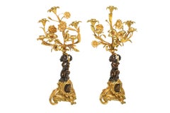 Un par de candelabros florales figurativos de bronce dorado francés del siglo XIX