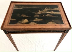 De finales del siglo XVIII. Mesa de té inglesa de Sheraton en madera de Satinwood y Kingwood con tablero de estilo chinoiserie