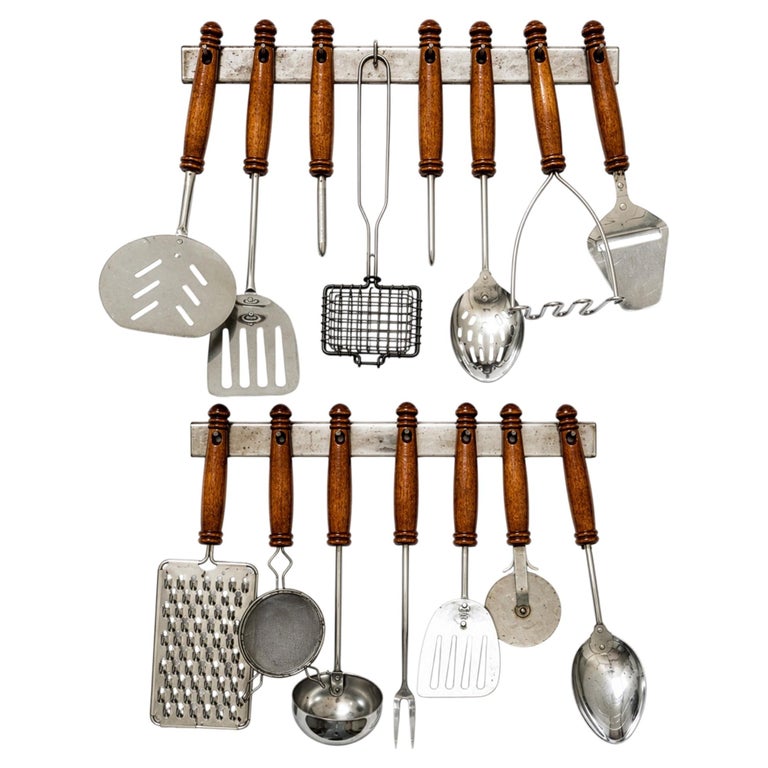 Vintage Ekco 15-teiliges Küchenutensilien-Set, Chrom und Holz, Wandhalterung im Angebot bei 1stDibs Deutschland