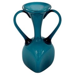 Vaso italiano in vetro opalino turchese della metà del secolo, anni ’50, con due manici