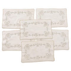 Set di sei tovagliette vintage in lino con bordi in pizzo e ricami
