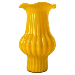 Glasvase in Butterscotch-Gelb mit Rippenmuster, Mid-Century-Modern, 1950