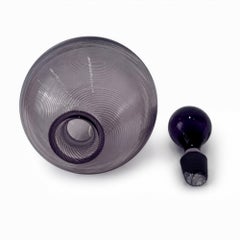 Bouteille décorative vintage en verre nervuré couleur lilas, avec bouchon en forme de boule d'améthyste