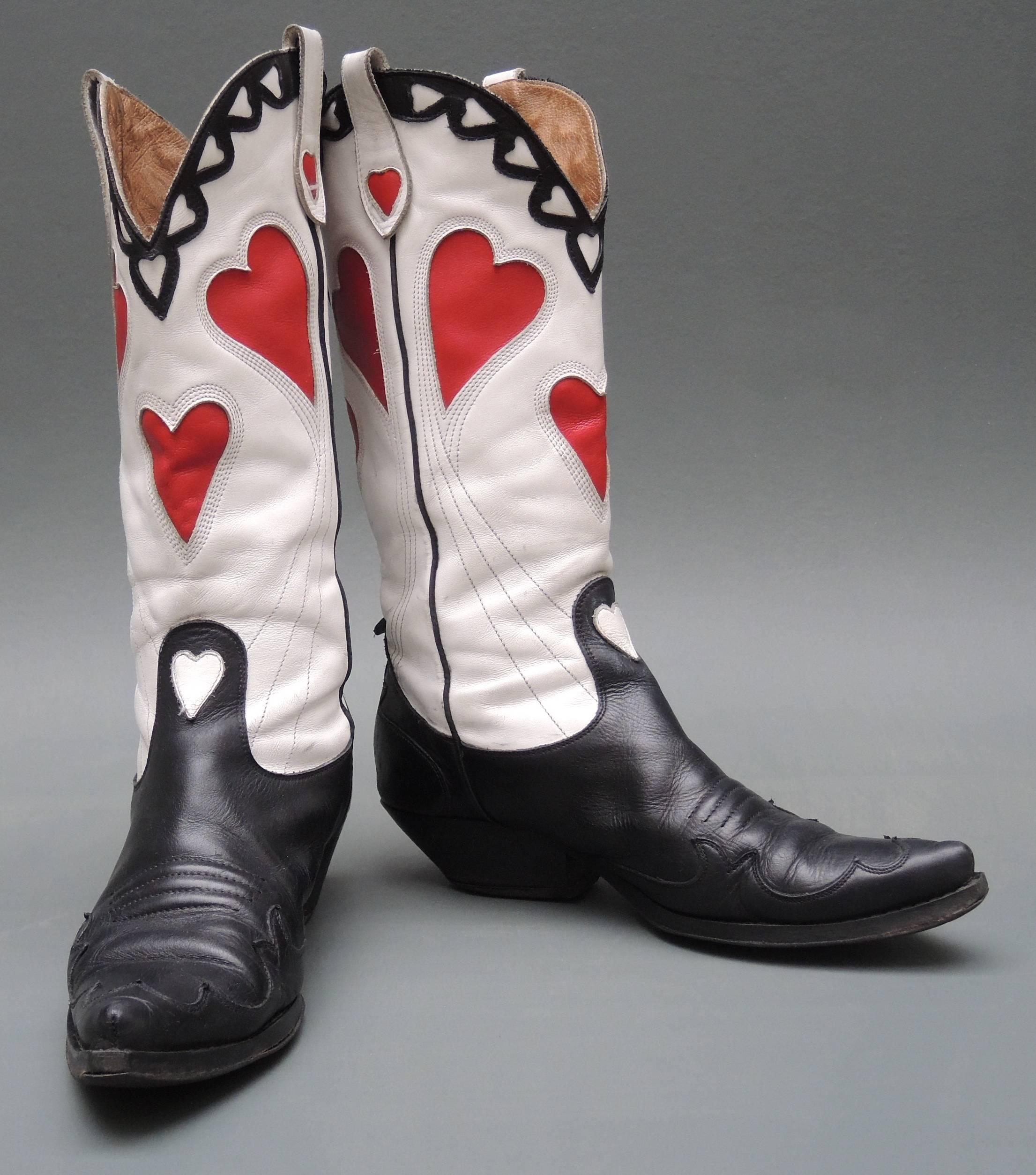 A very cool pair of vintage leather cowboy boots stitched and inset with red and white hearts. Wear to kick up your heels, or display them as decorative objects.
Fully made of soft leather with leather lining.
Ladies size 9 (39). The perfect gift