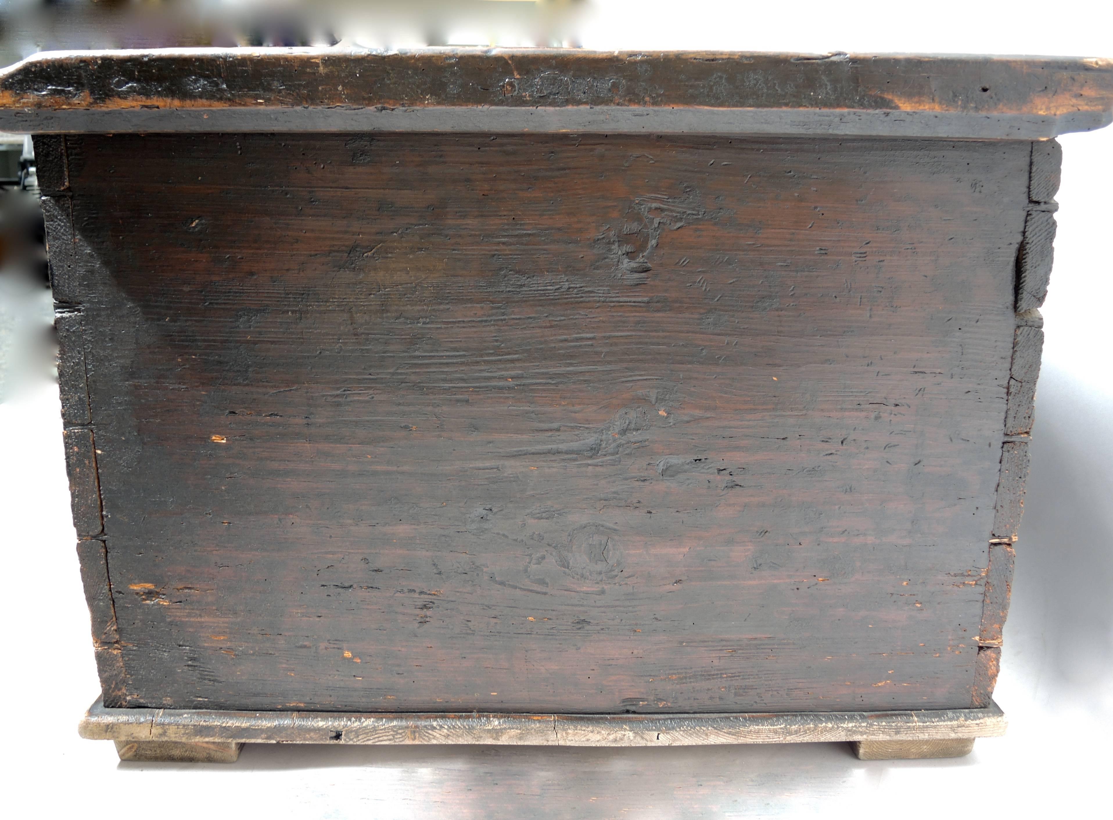 Early 19th Century Swedish Painted Trunk In Good Condition For Sale In Antwerp, BE