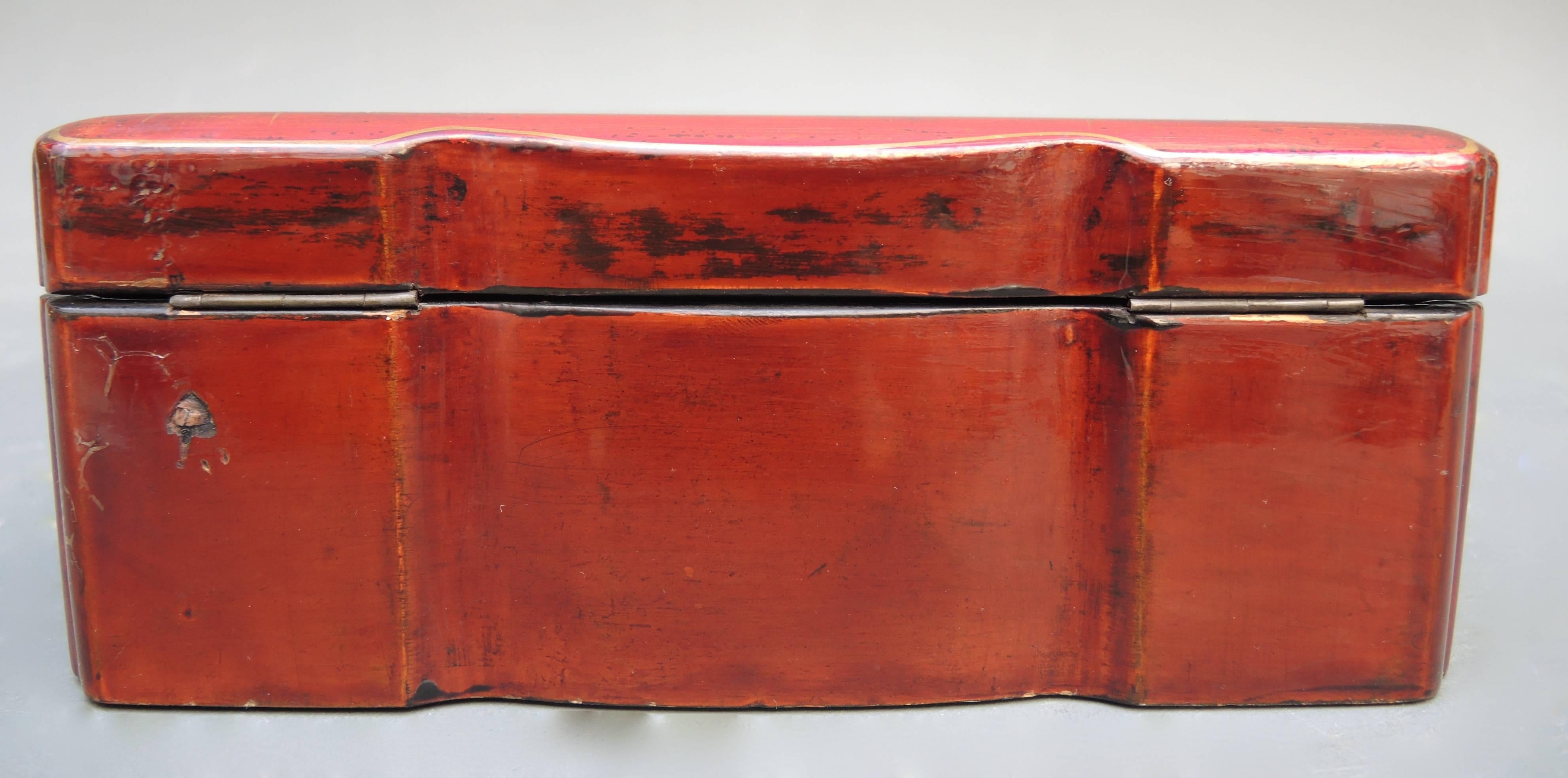 Japanese Burnt Orange Lacquered Box with Gold Painted Cranes In Good Condition In Antwerp, BE