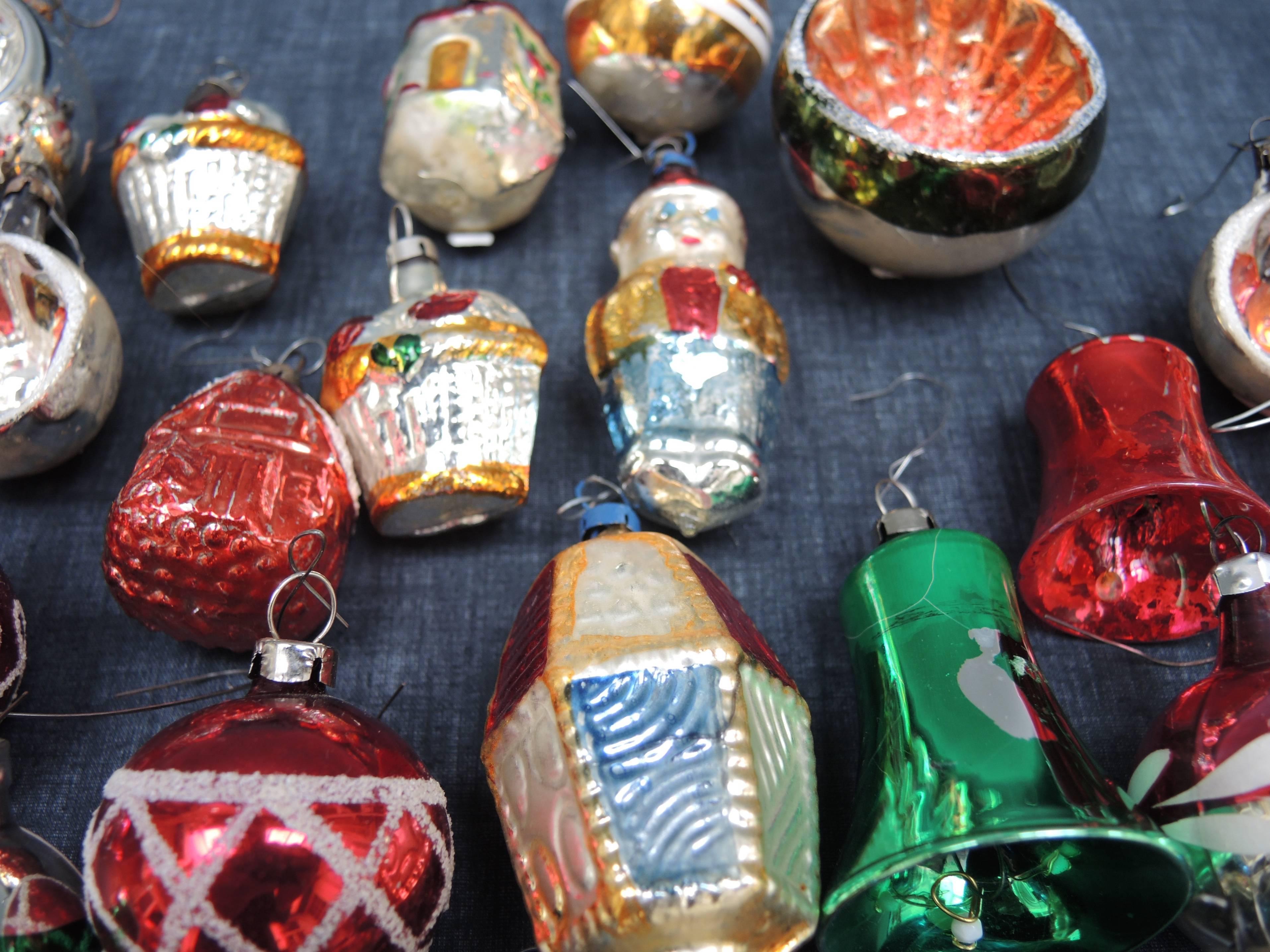Vintage Collection of 28 Glass Christmas Ornaments In Good Condition In Antwerp, BE