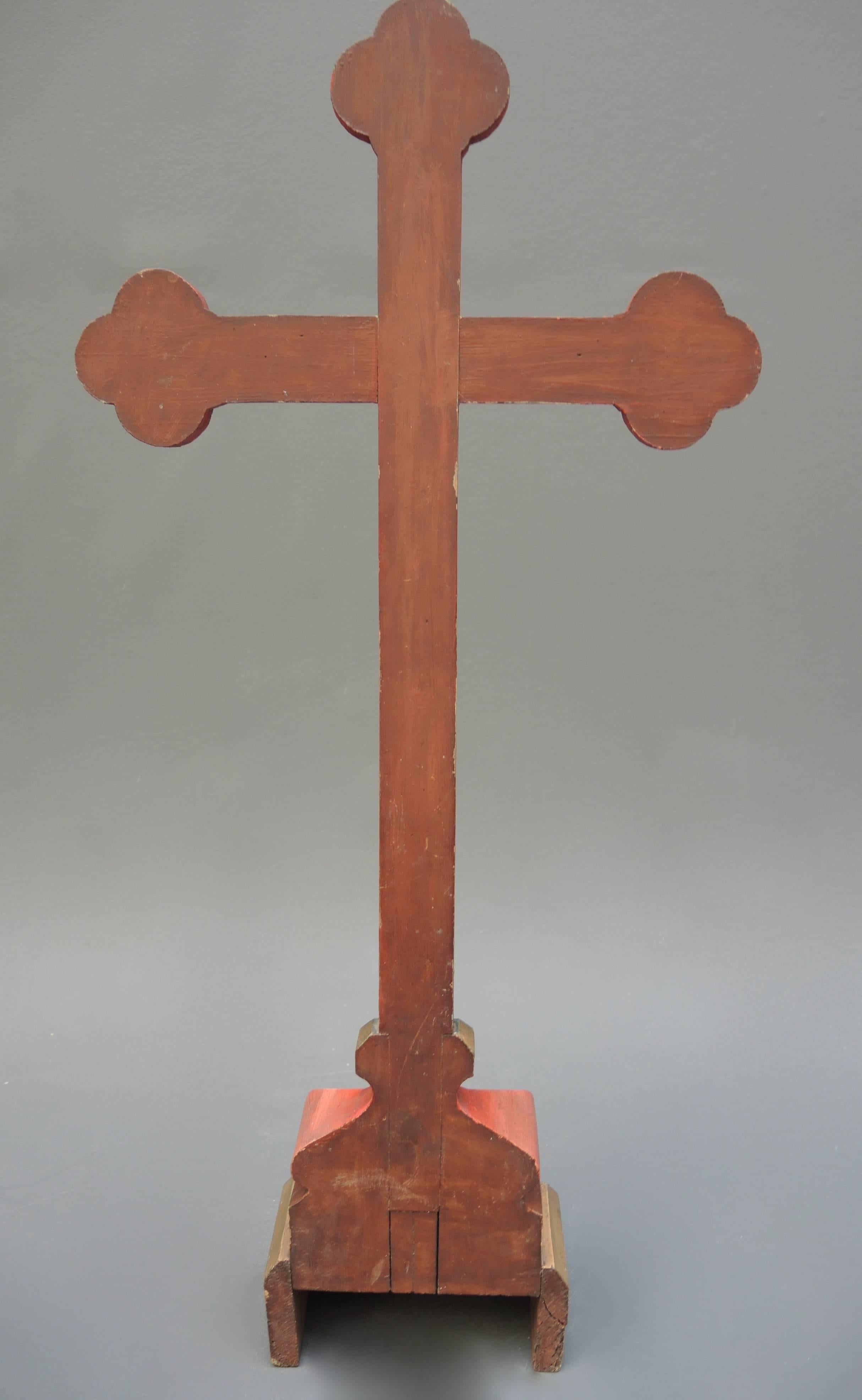 19th Century Lithuanian Gold, Green and Red Painted Cross In Good Condition In Antwerp, BE