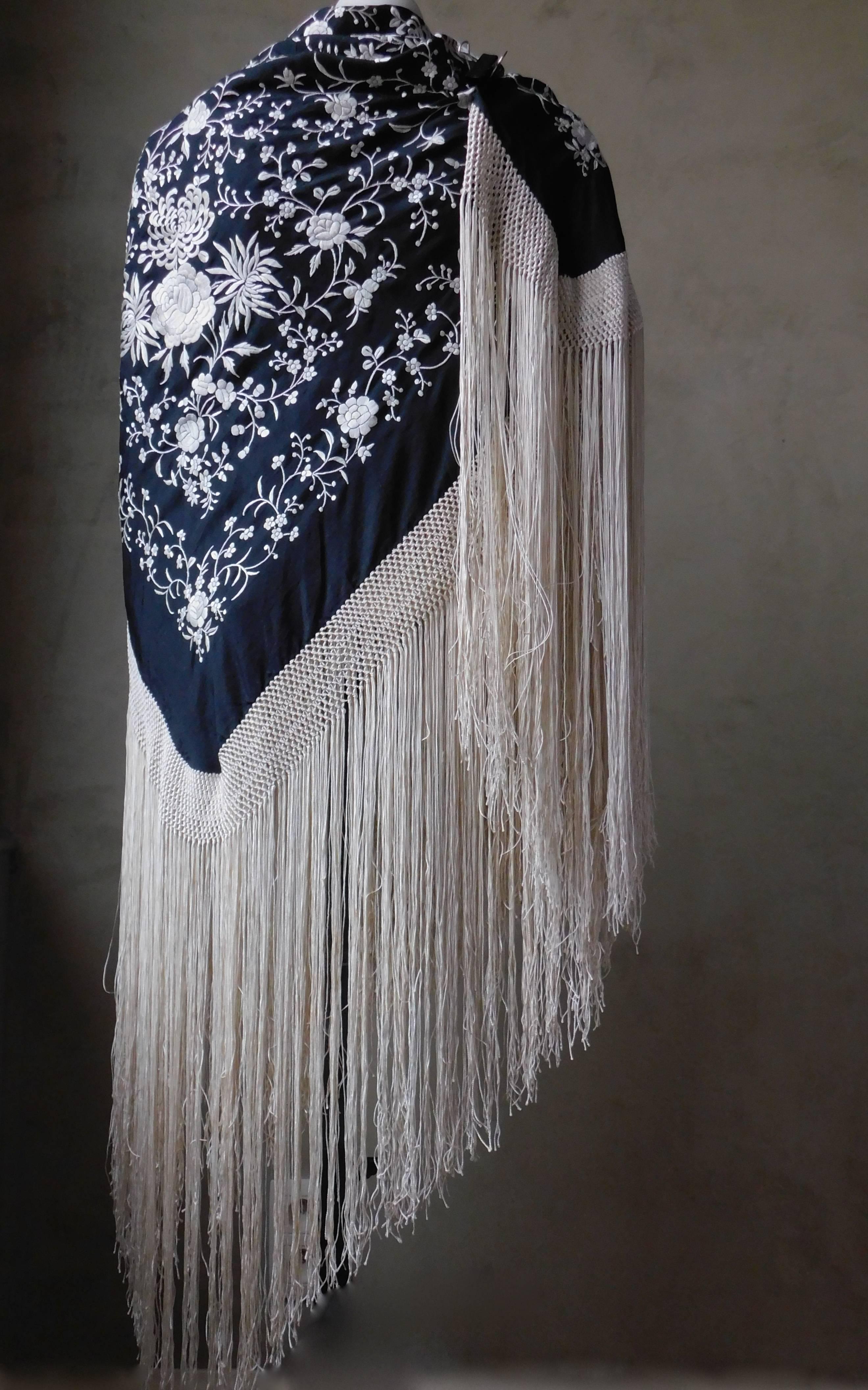 Black and White Cantonese Silk Embroidered Shawl with Long Fringe circa 1920 For Sale 4