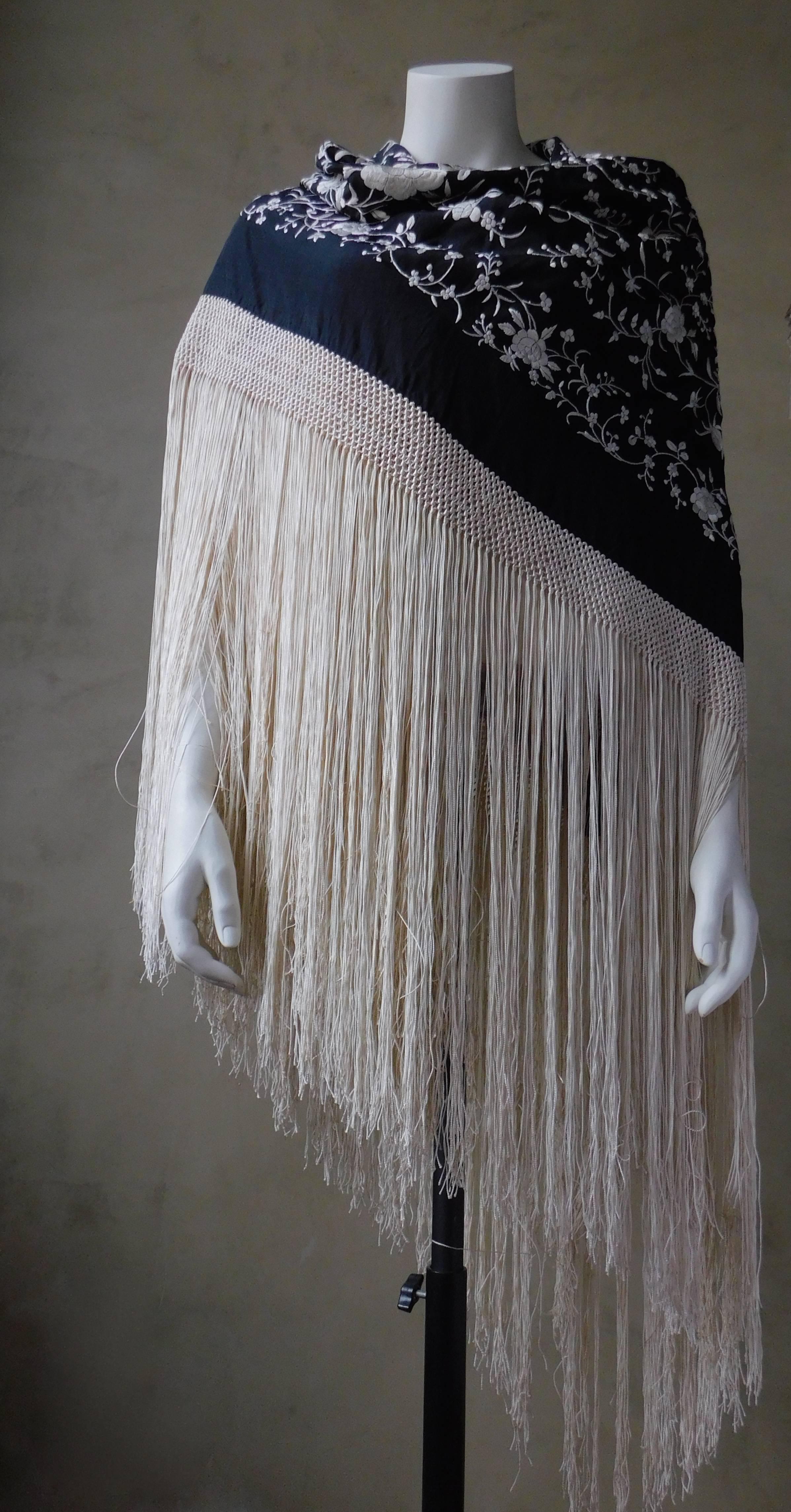 Black and White Cantonese Silk Embroidered Shawl with Long Fringe circa 1920 For Sale 2