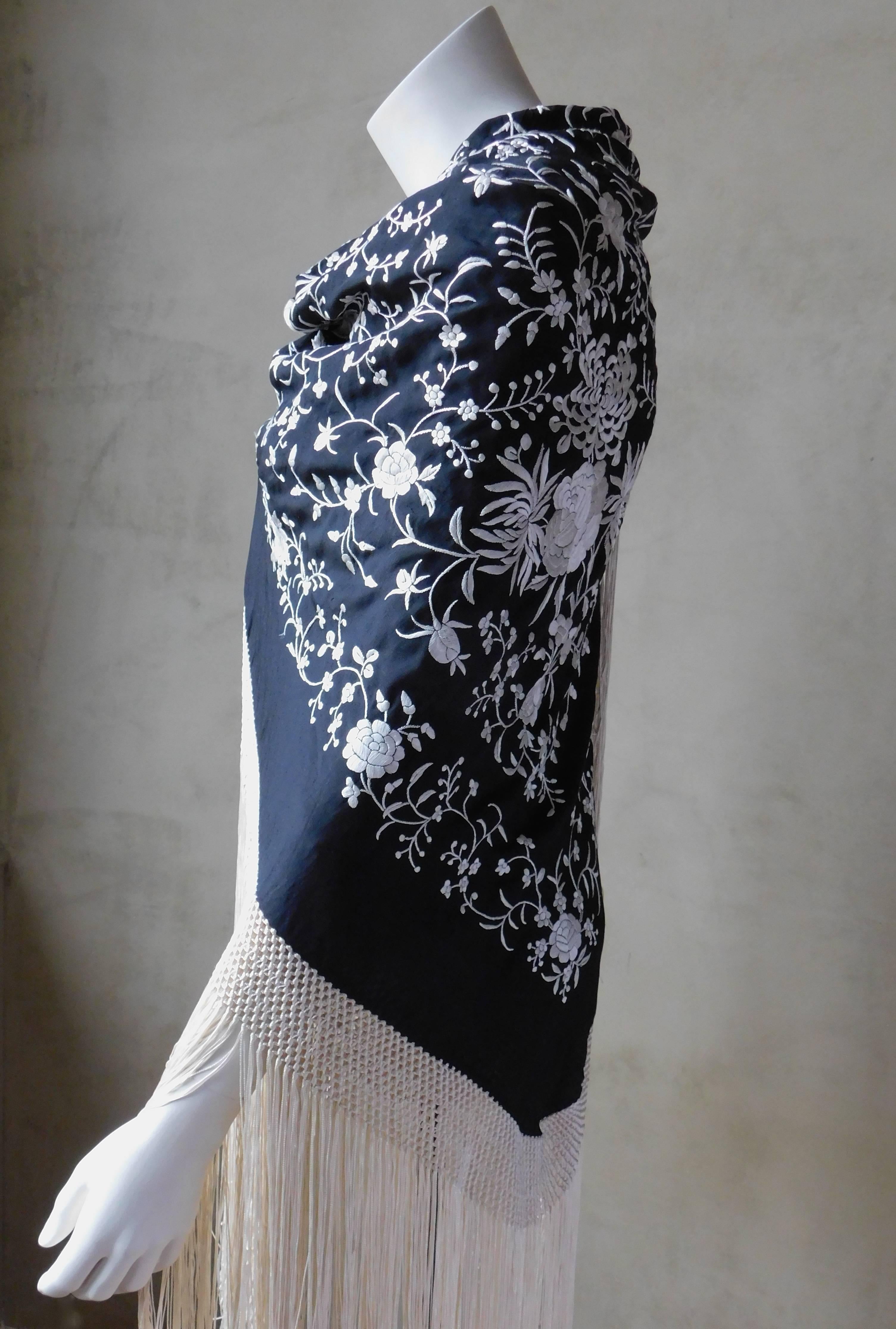 Black and White Cantonese Silk Embroidered Shawl with Long Fringe circa 1920 For Sale 3