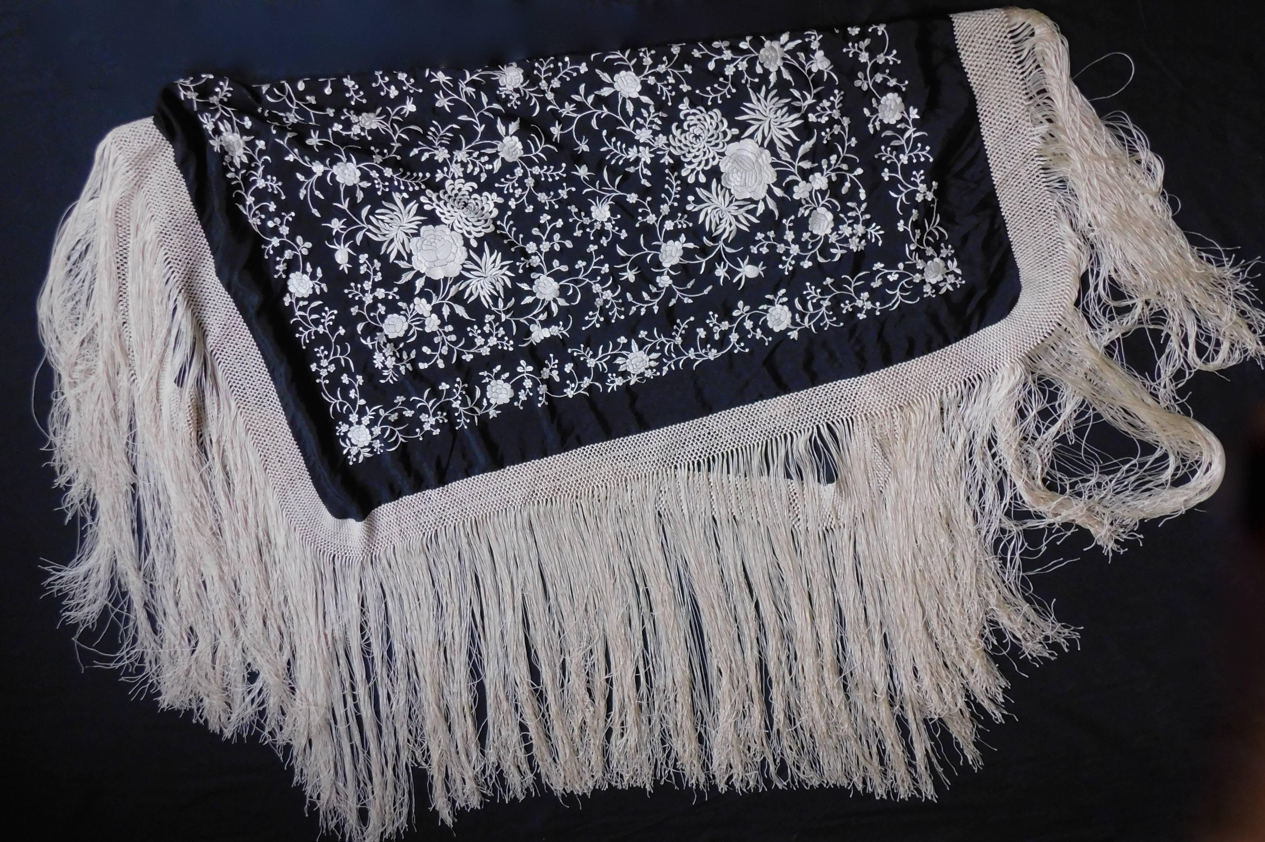 20th Century Black and White Cantonese Silk Embroidered Shawl with Long Fringe circa 1920 For Sale