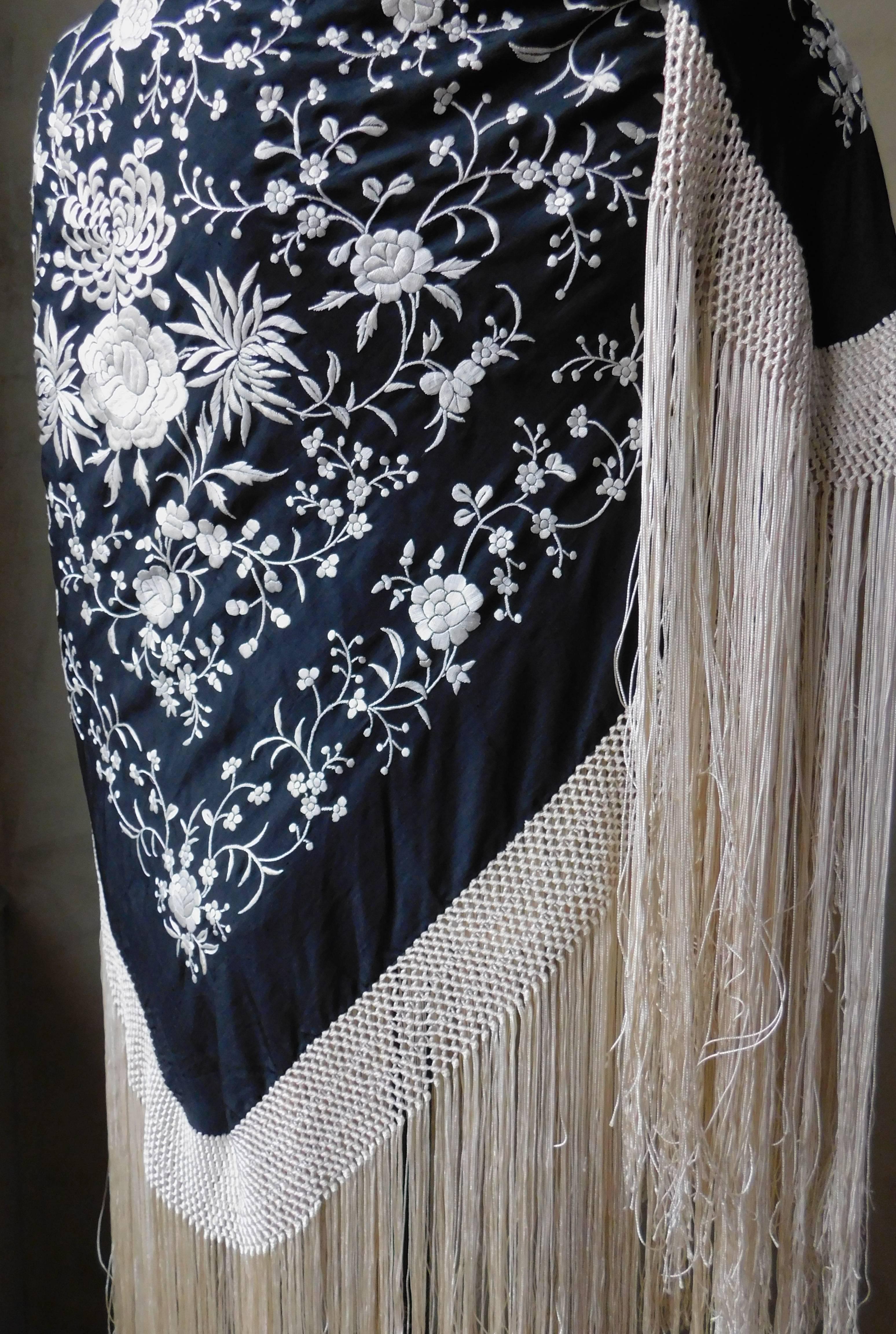 Black and White Cantonese Silk Embroidered Shawl with Long Fringe circa 1920 For Sale 5