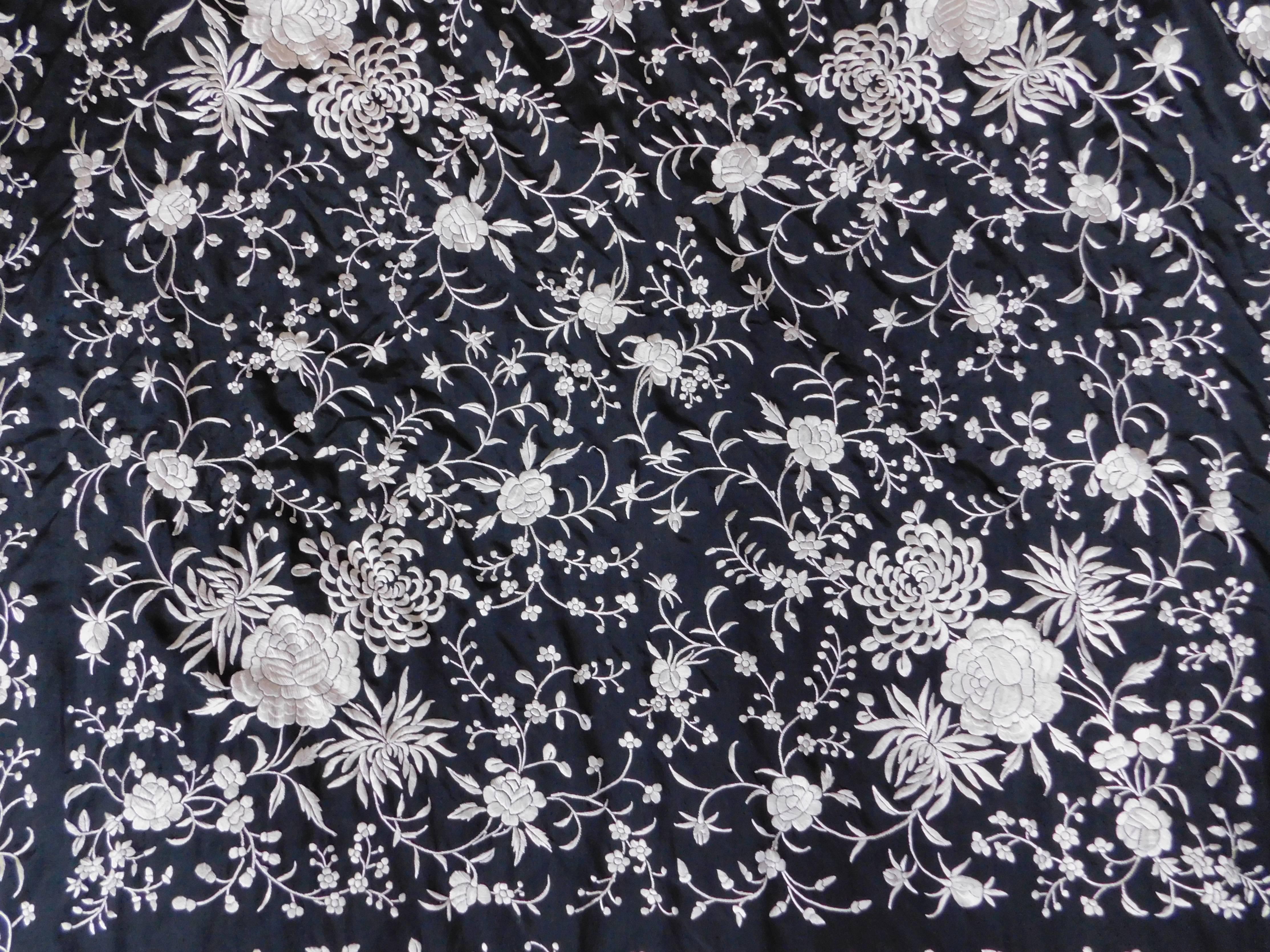 Black and White Cantonese Silk Embroidered Shawl with Long Fringe circa 1920 In Good Condition For Sale In Antwerp, BE