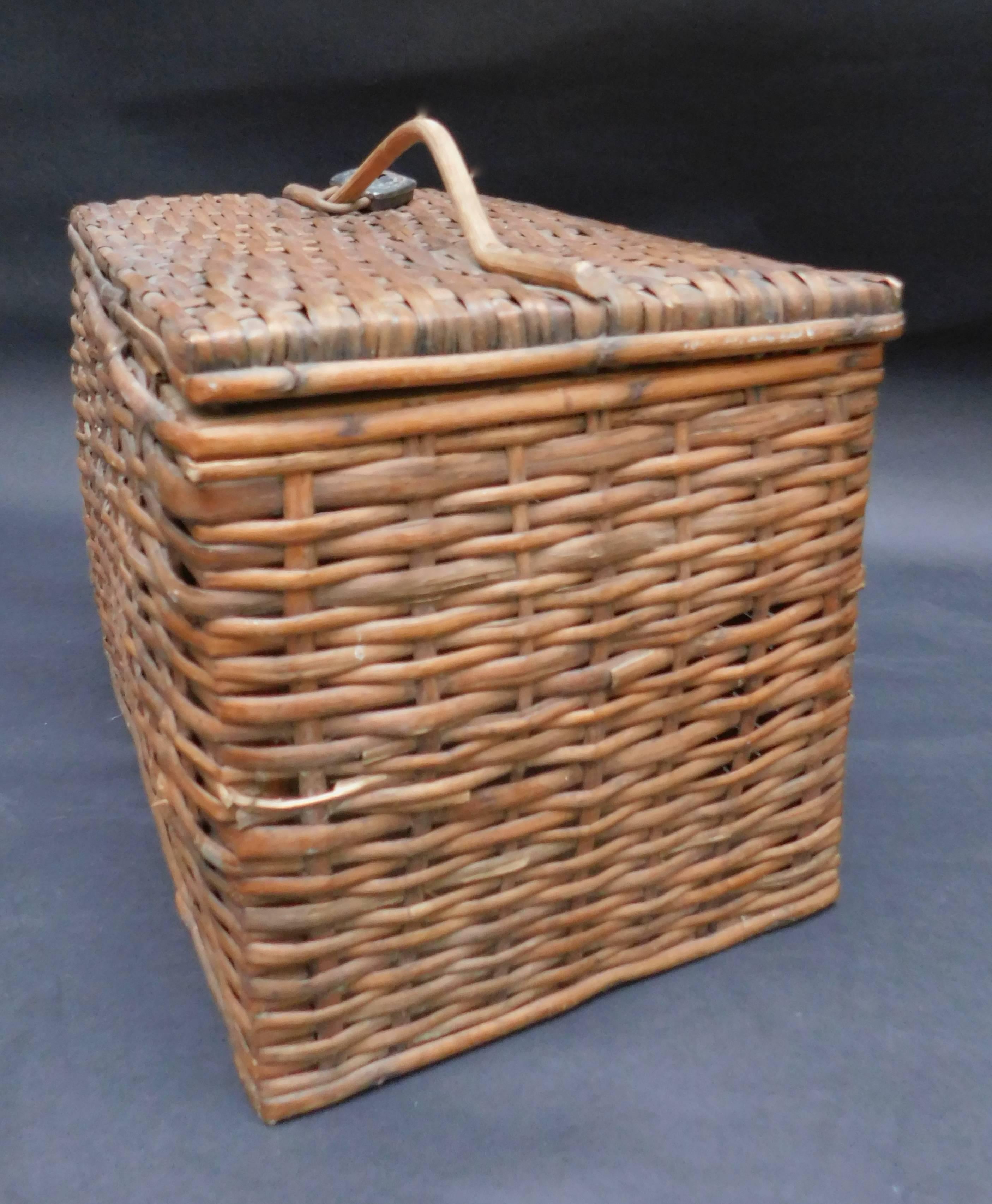 Vintage French Lidded Market Basket with Handle  In Good Condition In Antwerp, BE