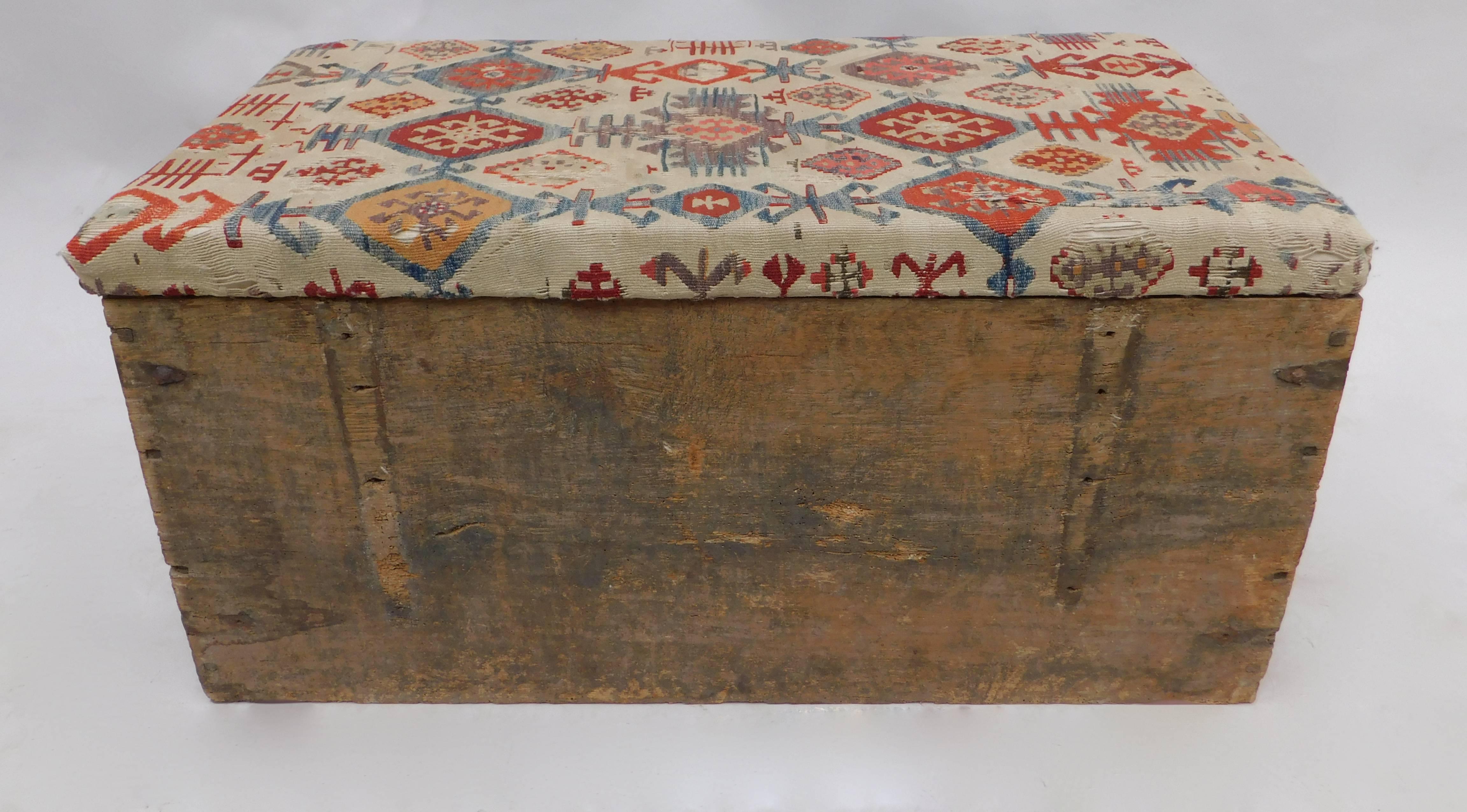 Antique Spanish Trunk with Antique Kilim Upholstered Top In Fair Condition For Sale In Antwerp, BE