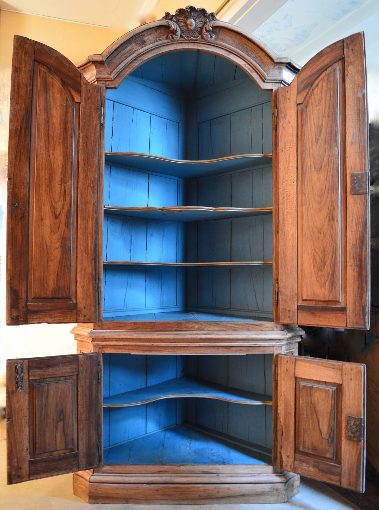 18th Century Dutch Baroque Walnut Corner Cabinet with Carved Cartouche Crown In Good Condition For Sale In Antwerp, BE