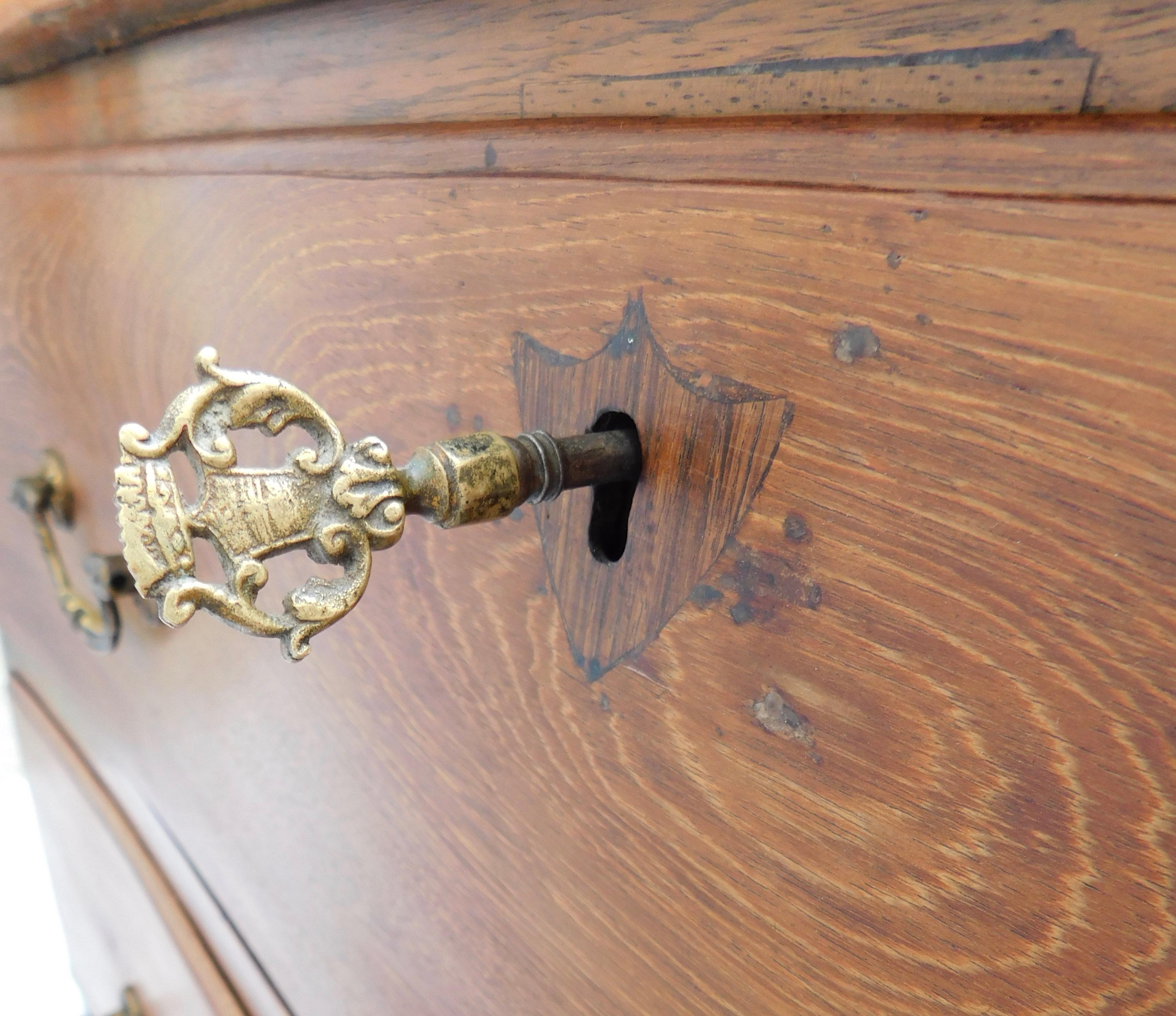 19th Century French Provincial Cherry Commode im Angebot 11