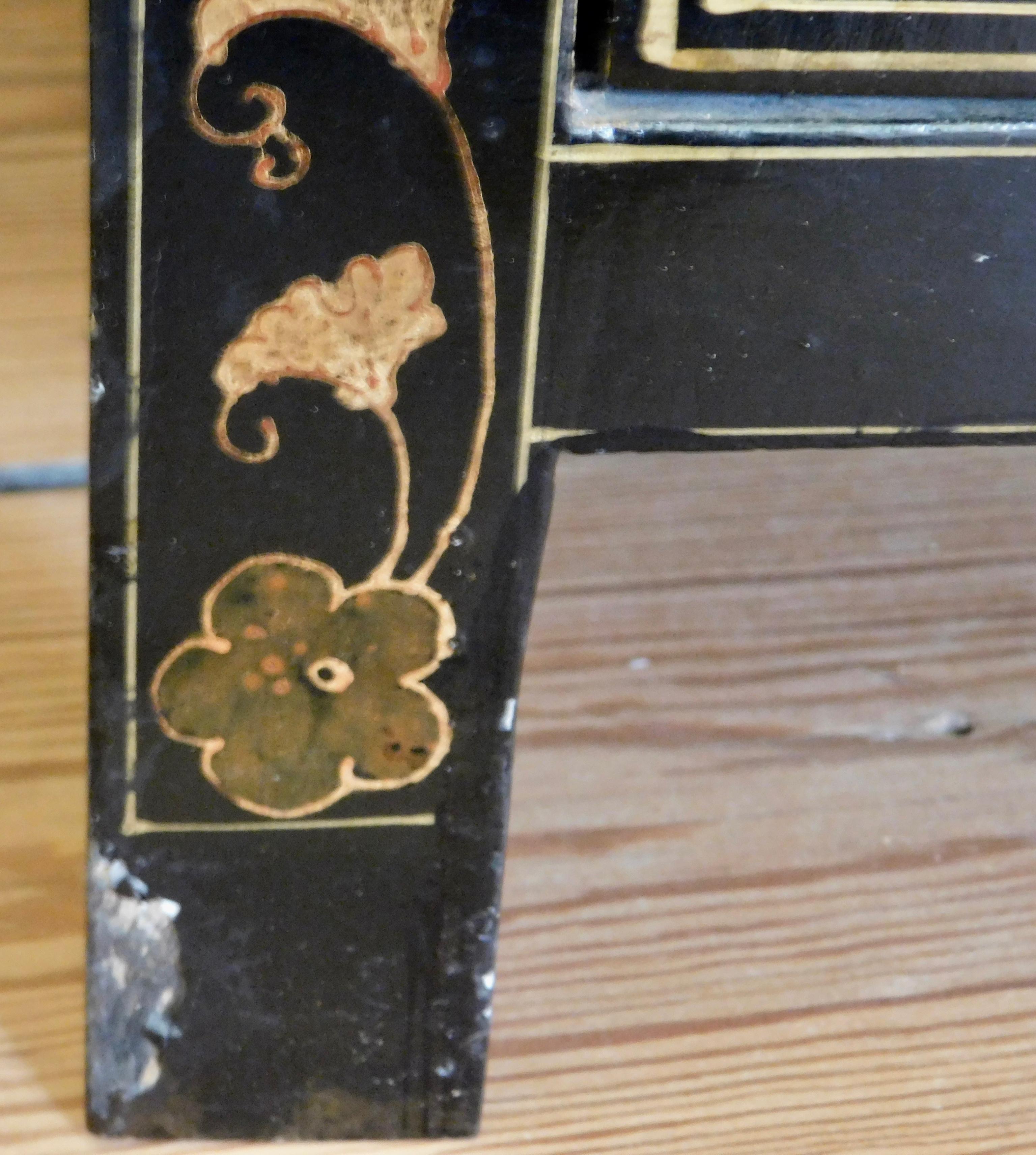 Mid-20th Century Pair of Chinese Black Lacquer Chinoiserie Bed Side Cabinets or Nightstands