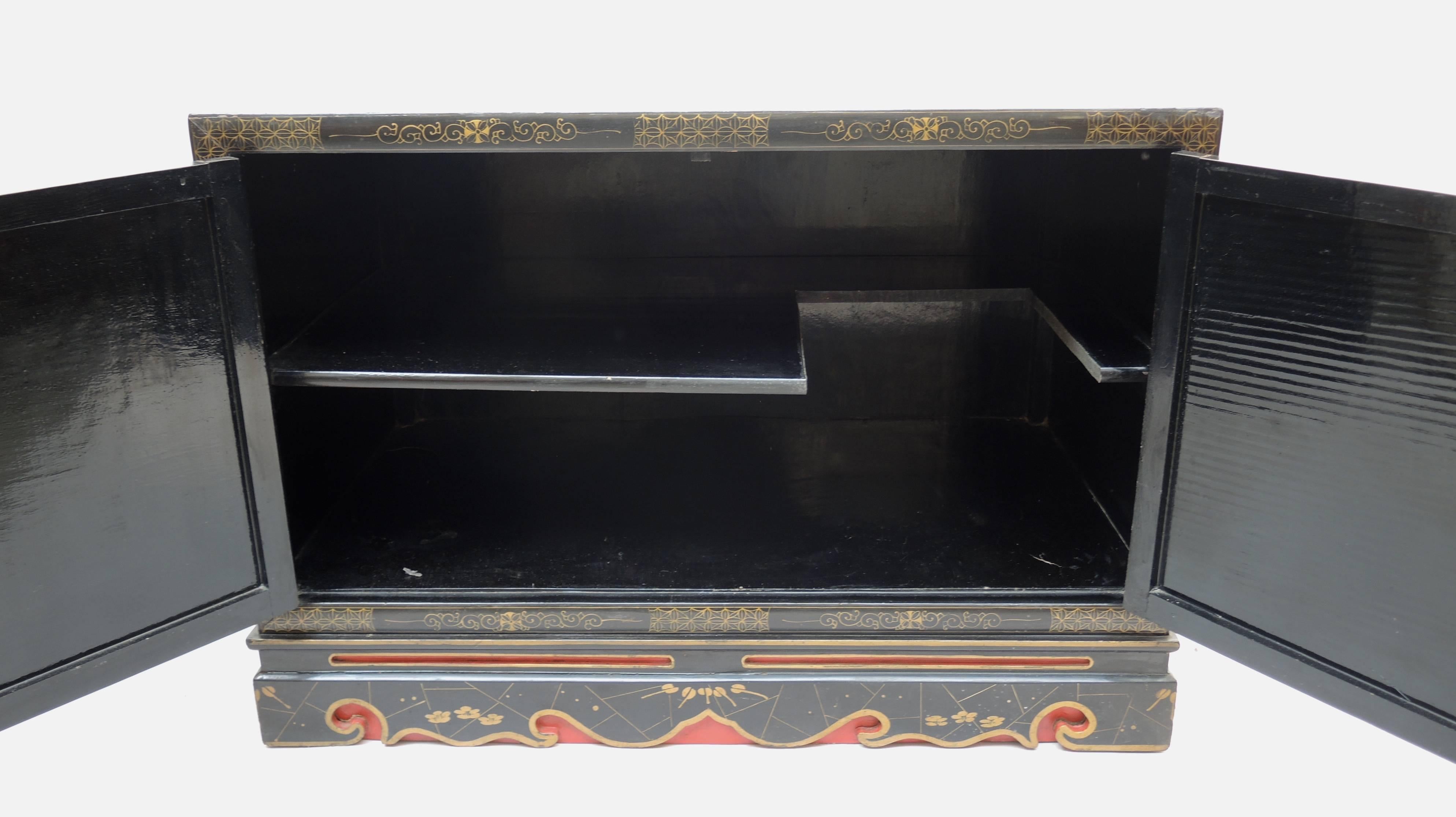 20th Century Vintage Black and Gold Lacquered Chinese Export Cabinet