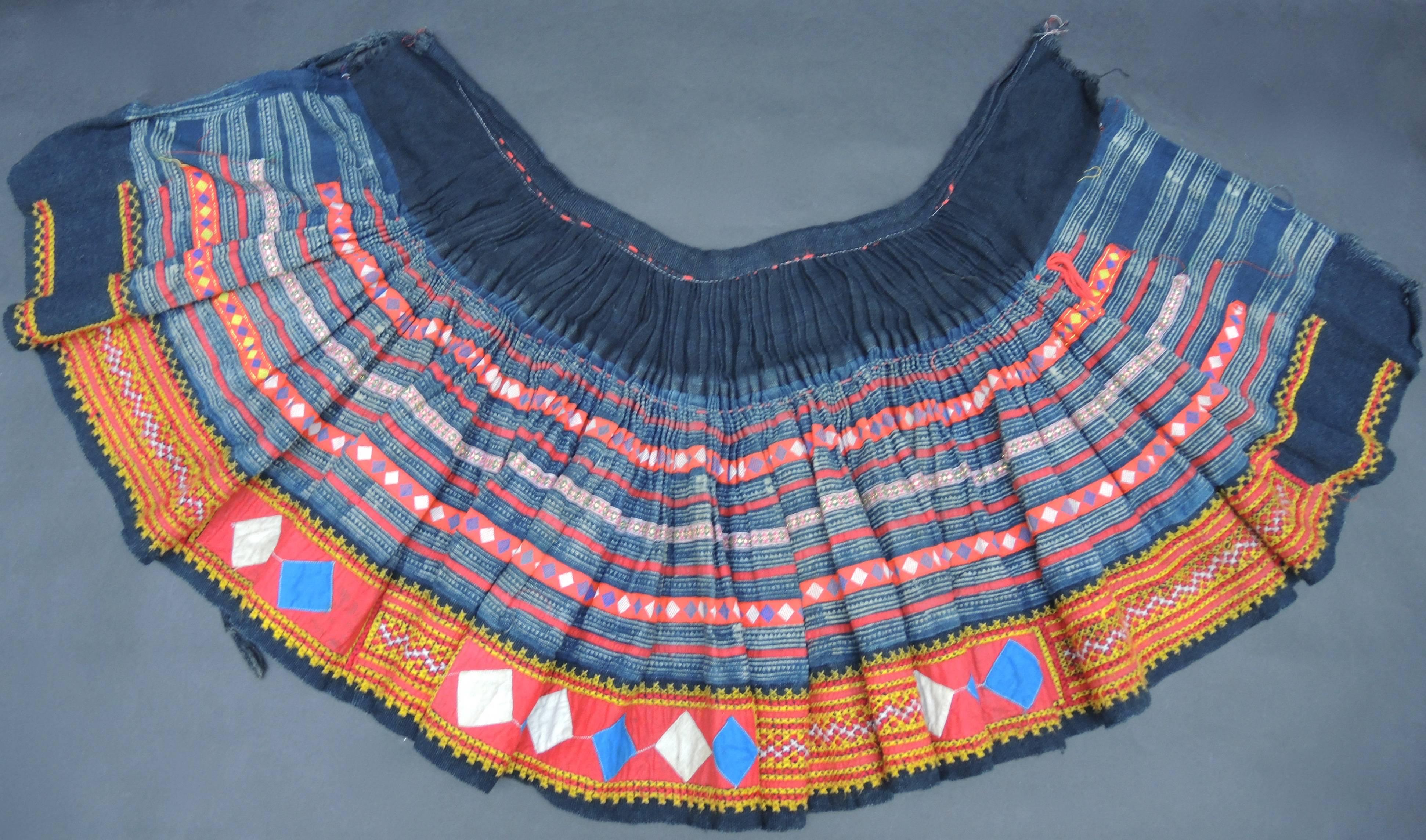 Early 20th Century Miao Embroidered Children's Jacket and Skirt For Sale 3