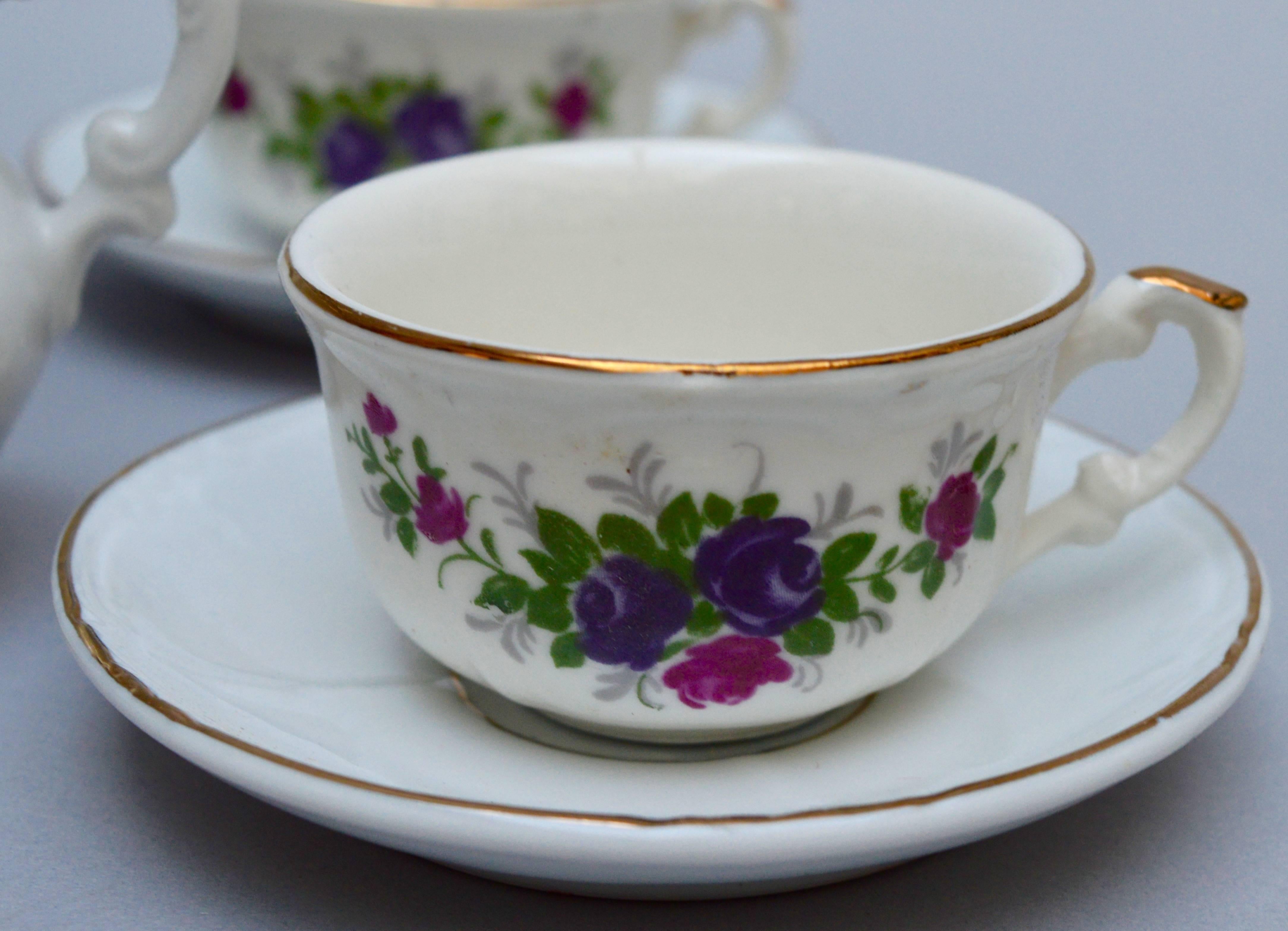 Child's French Napoleon III Porcelain Tea Set In Excellent Condition In Antwerp, BE