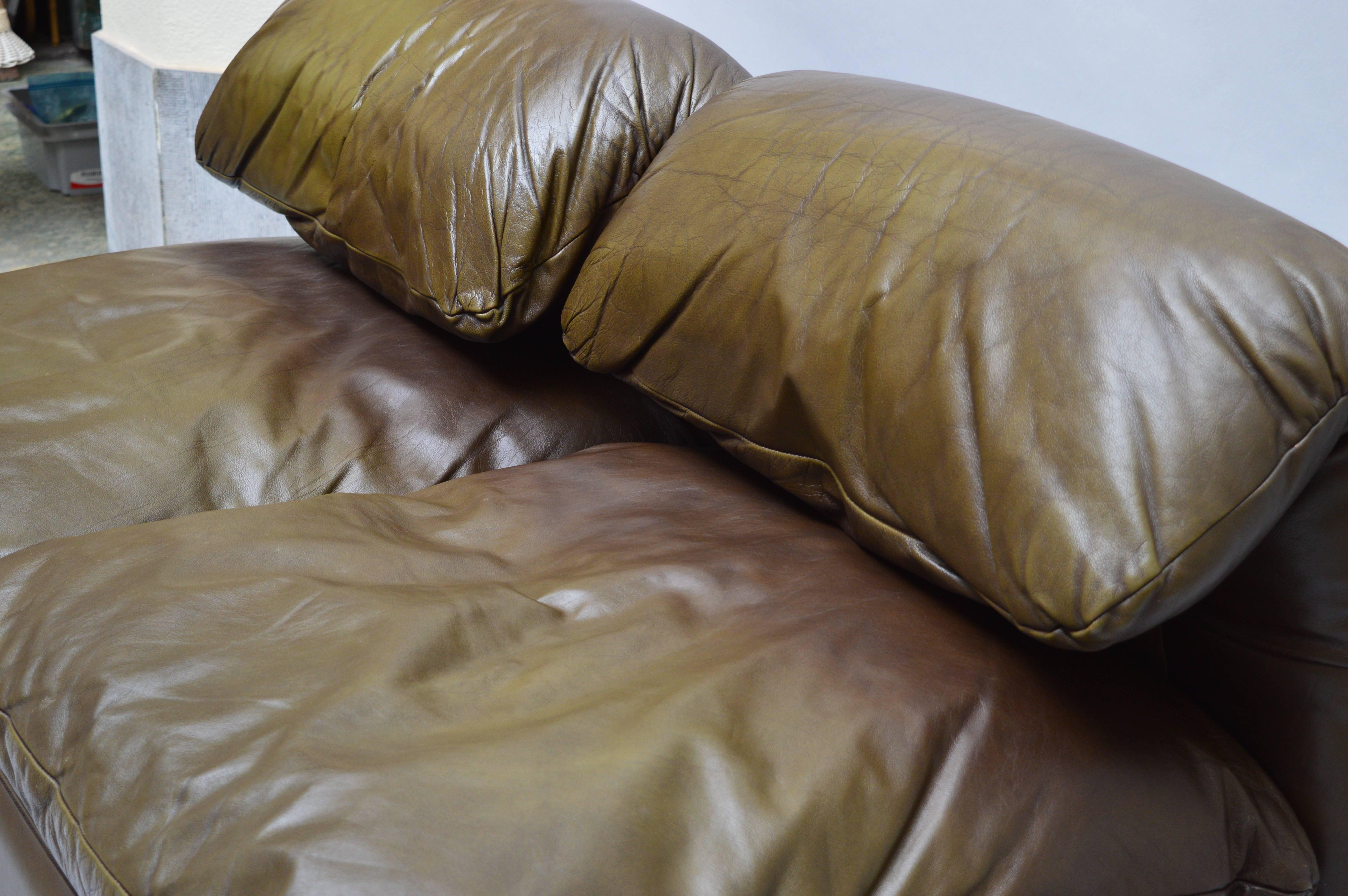 Roche Bobois leather two-seat sofa in very good condition.
The cushions are down filled and the leather is thick and flexible with no signs of drying or cracking. The original chocolate brown color has mostly faded to a more milk chocolate