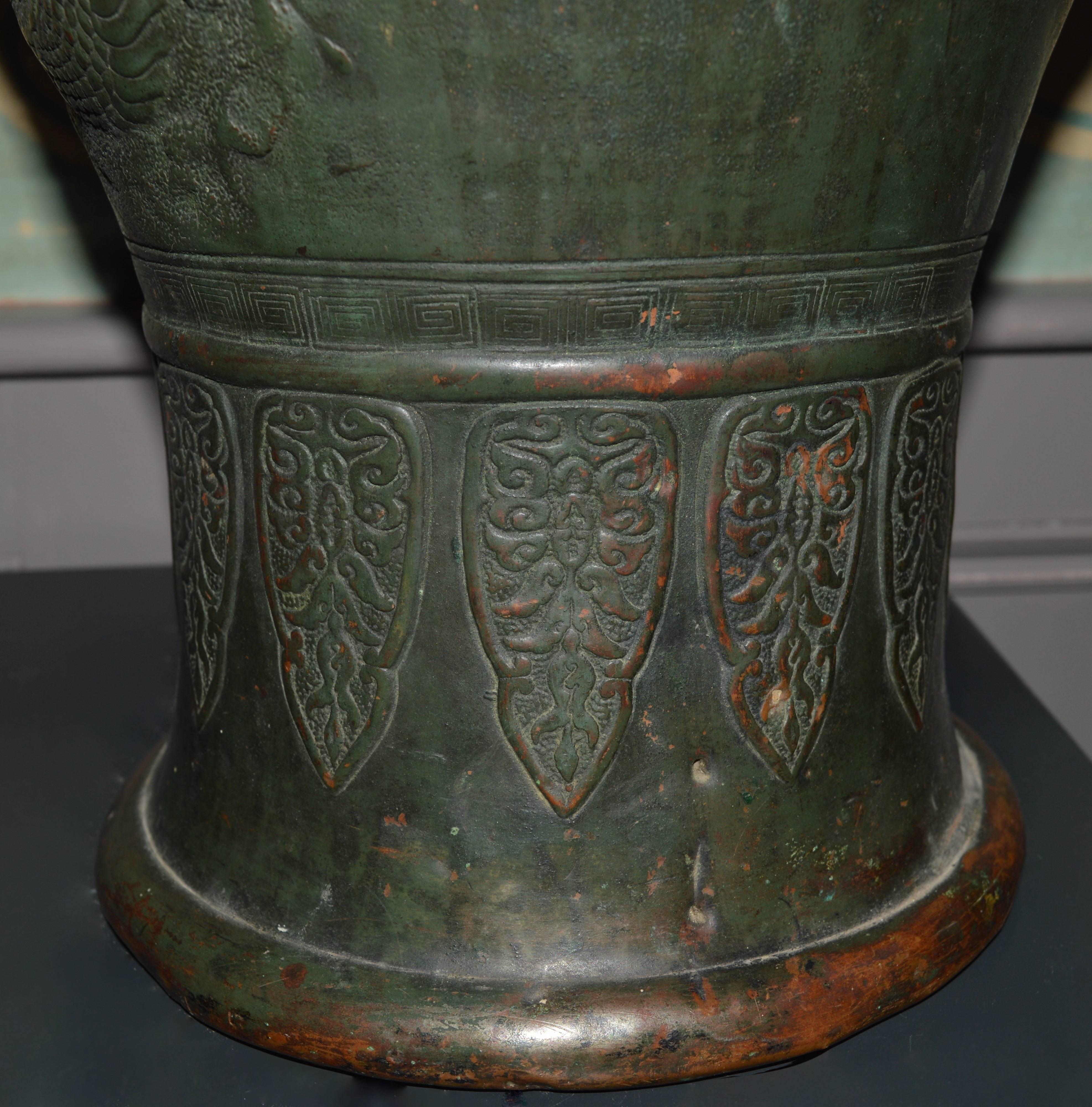 Large 19th Century Chinese Temple Vase or Urn In Good Condition In Antwerp, BE