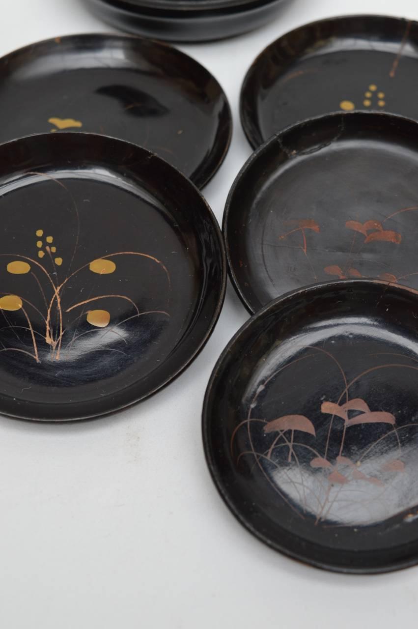 19th Century Japanese Lacquered Box with Sauce Dishes In Good Condition In Antwerp, BE