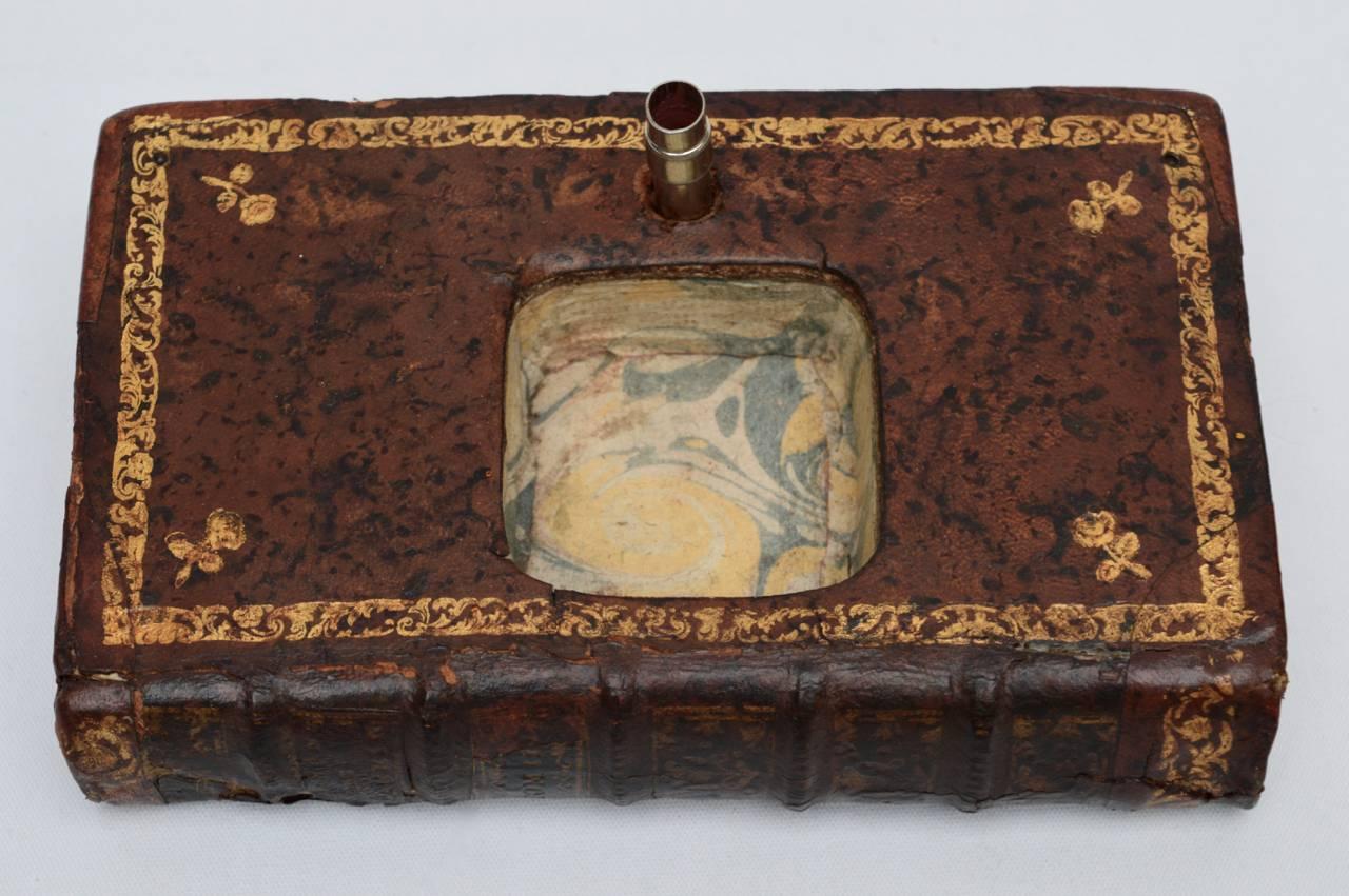 19th Century French Faux Leather Book Ink Well In Good Condition For Sale In Antwerp, BE