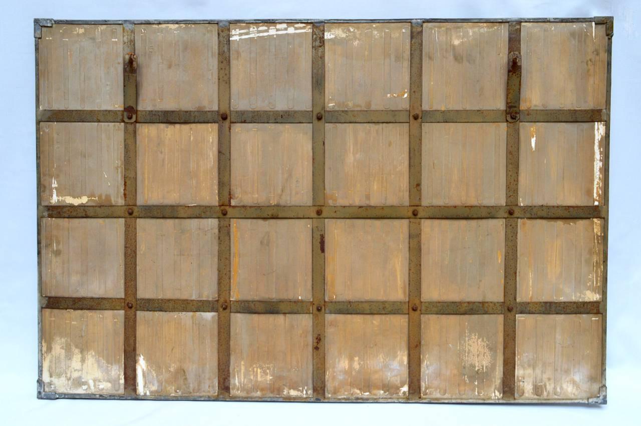Pewter Framed and Studded White Glazed Ceramic Tile Backsplash (20. Jahrhundert) im Angebot
