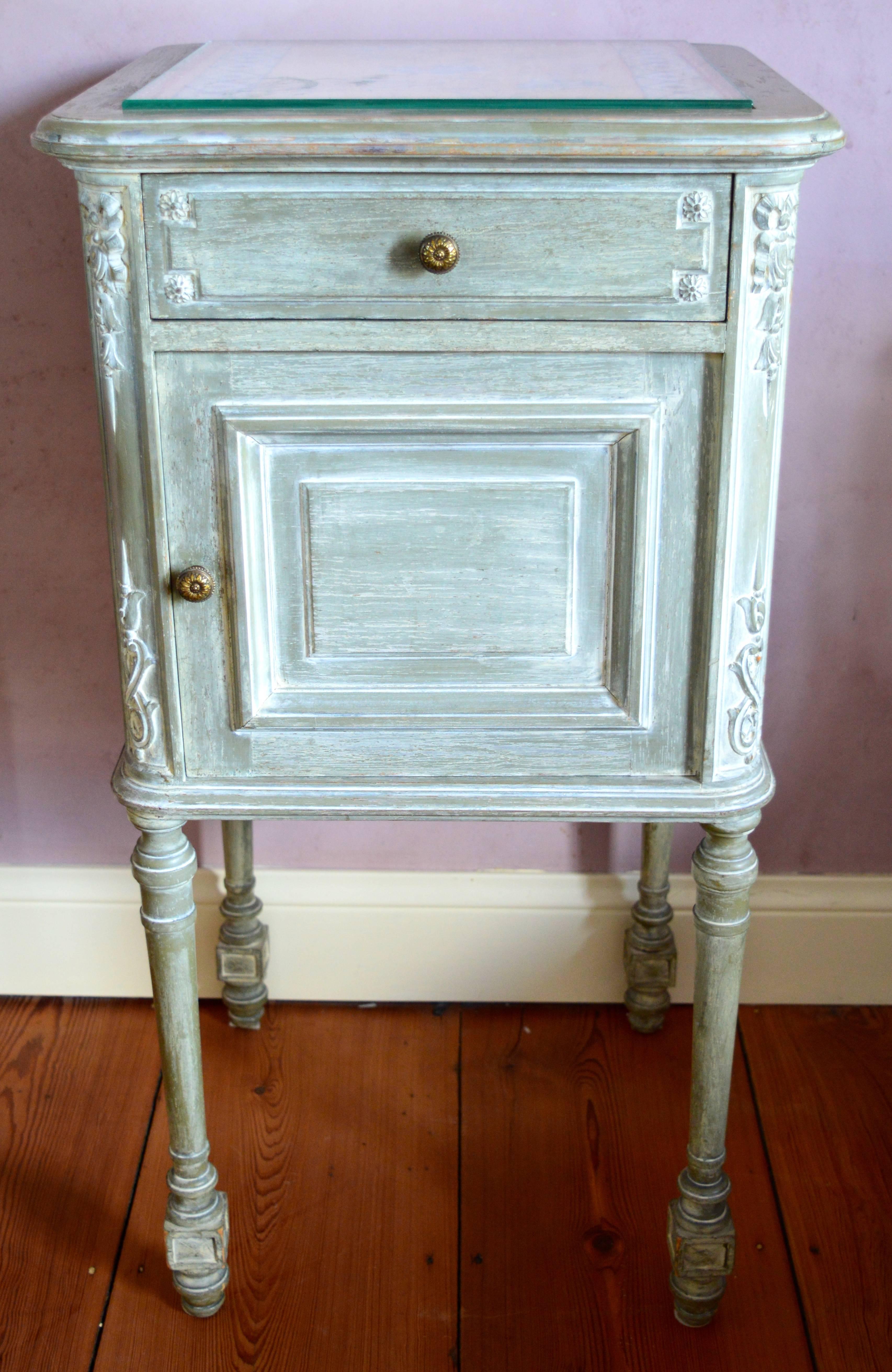Pair of French Painted Louis XVI Style Bedside Cabinets, circa 1900 In Good Condition In Antwerp, BE