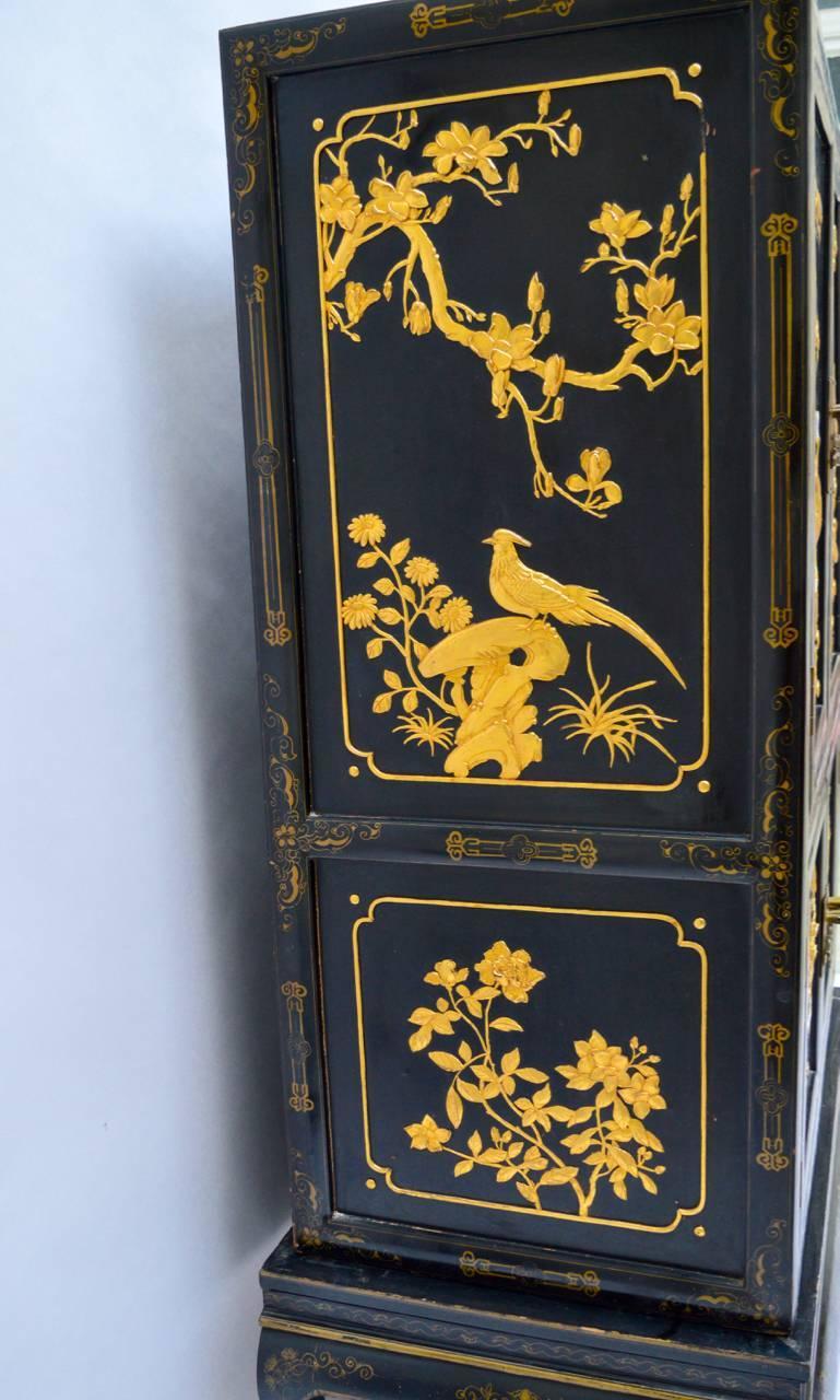 Black and Gold Lacquered Chinese Export on Stand For Sale at