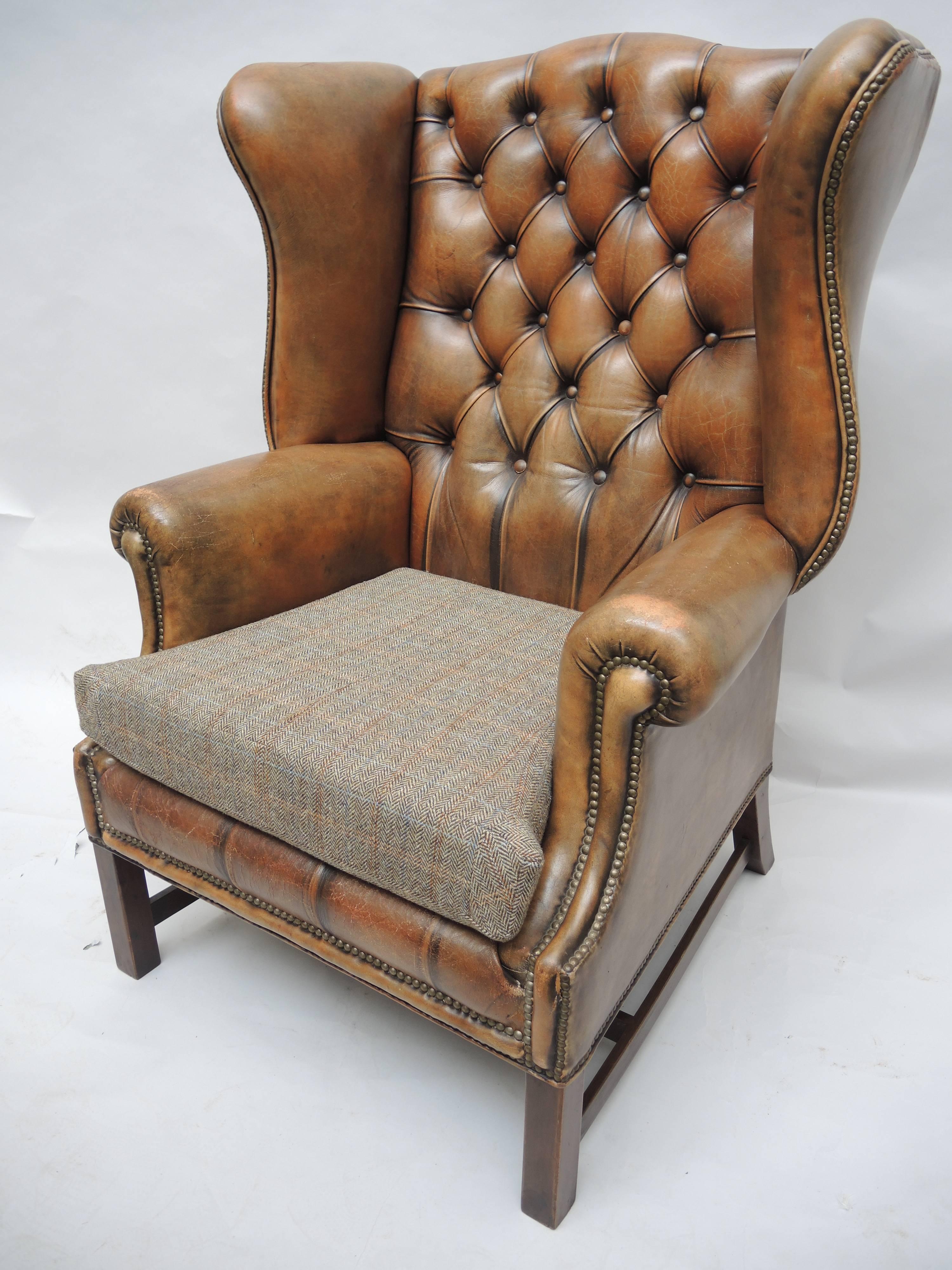 English Georgian Style Brown Leather Wing Chair with Brass Nail Head Trim In Good Condition In Antwerp, BE