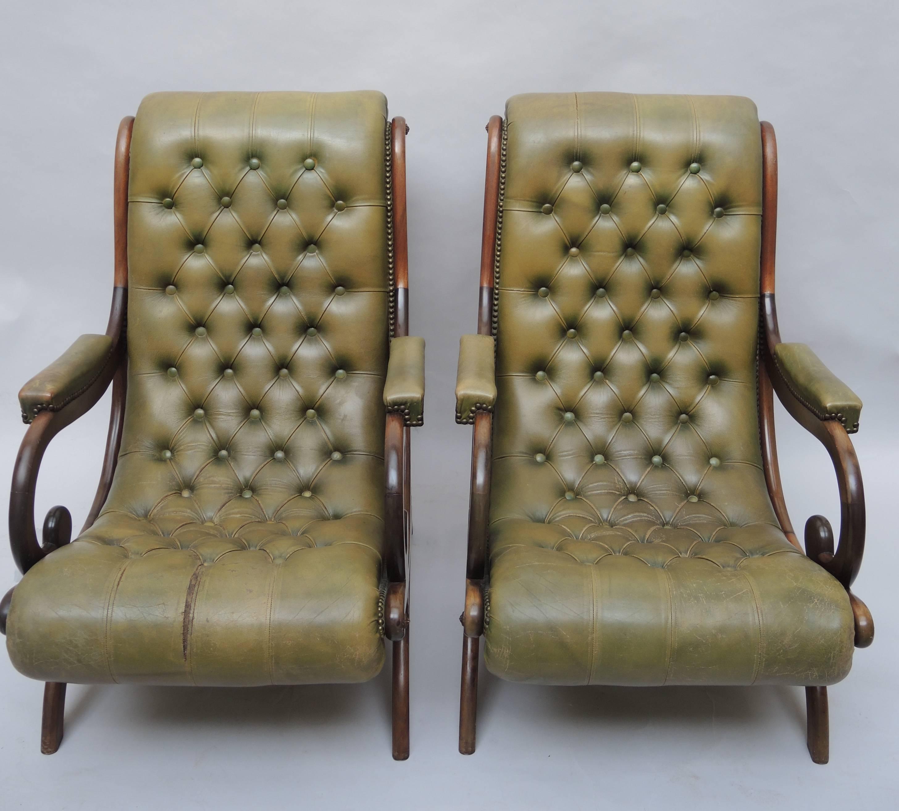 Pair of Mahogany Tufted Leather British Colonial Arm Chairs In Good Condition In Antwerp, BE