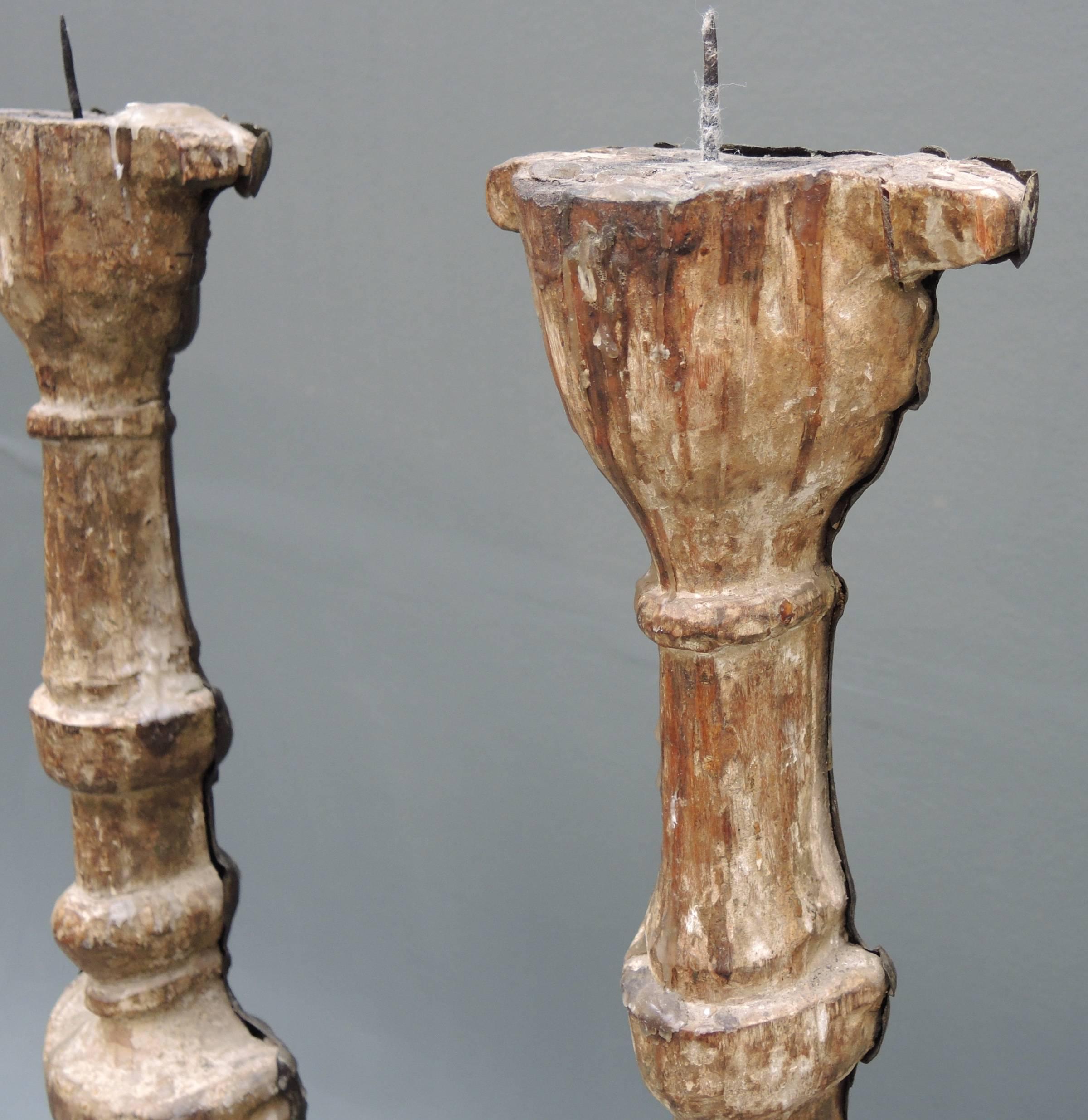 Pair of 18th Century  Italian Altar Candlesticks in Repousse Brass And Wood In Good Condition For Sale In Antwerp, BE