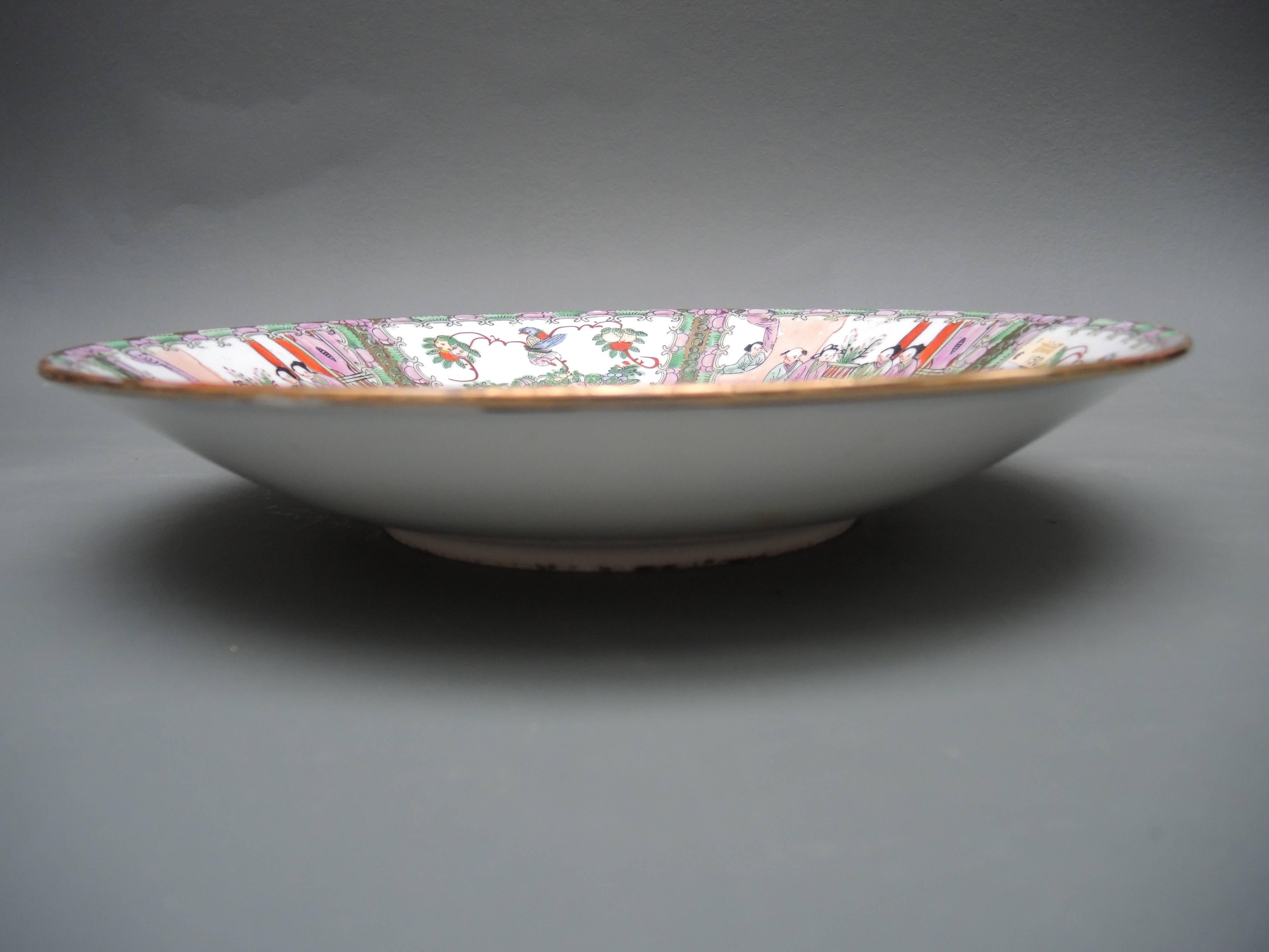 Beautiful large shallow serving bowl in the Rose Medallion pattern. Guangdong Gong Yi mark mid-20th century.