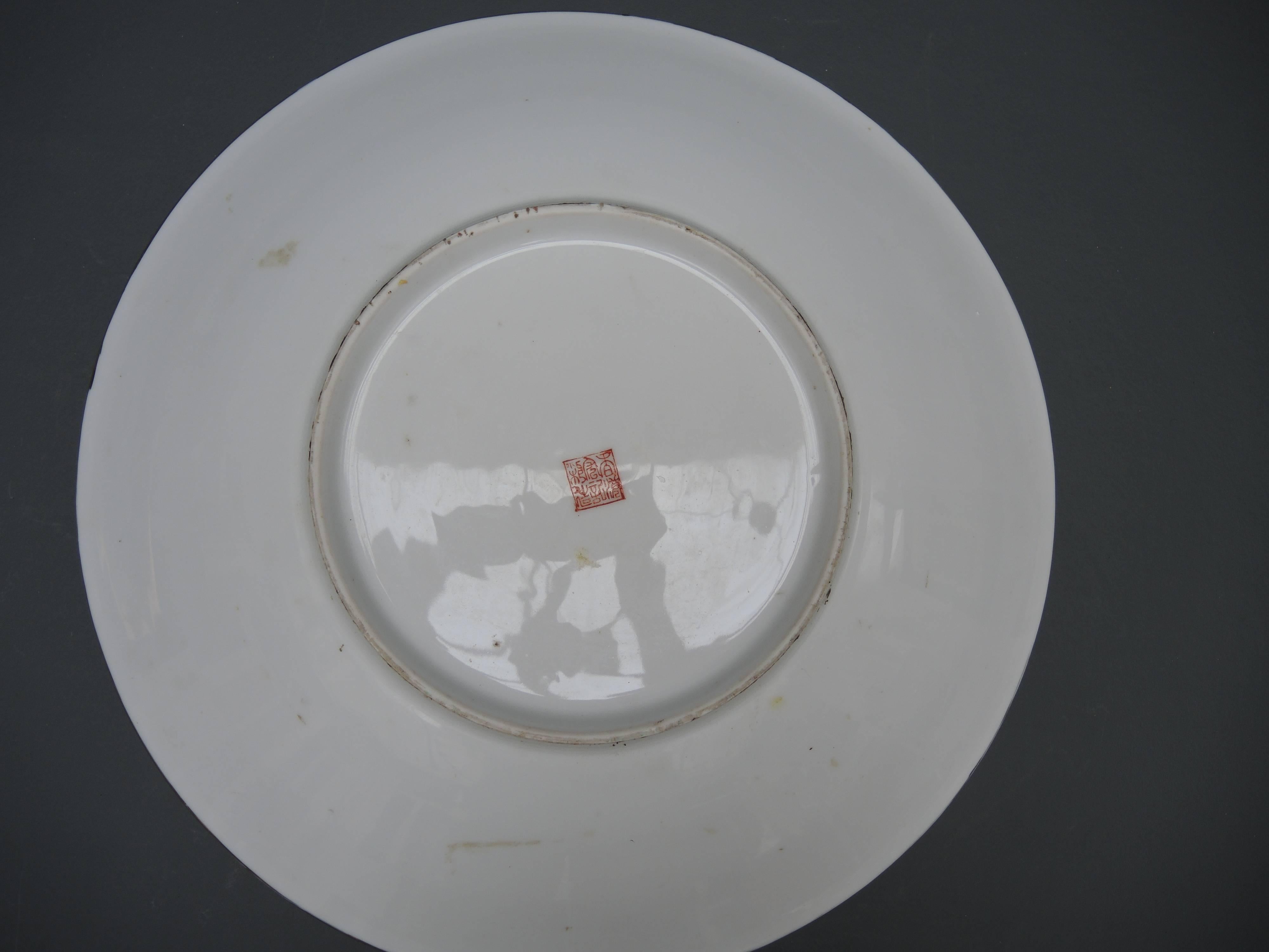 Large Chinese Rose Medallion Serving Bowl In Good Condition For Sale In Antwerp, BE